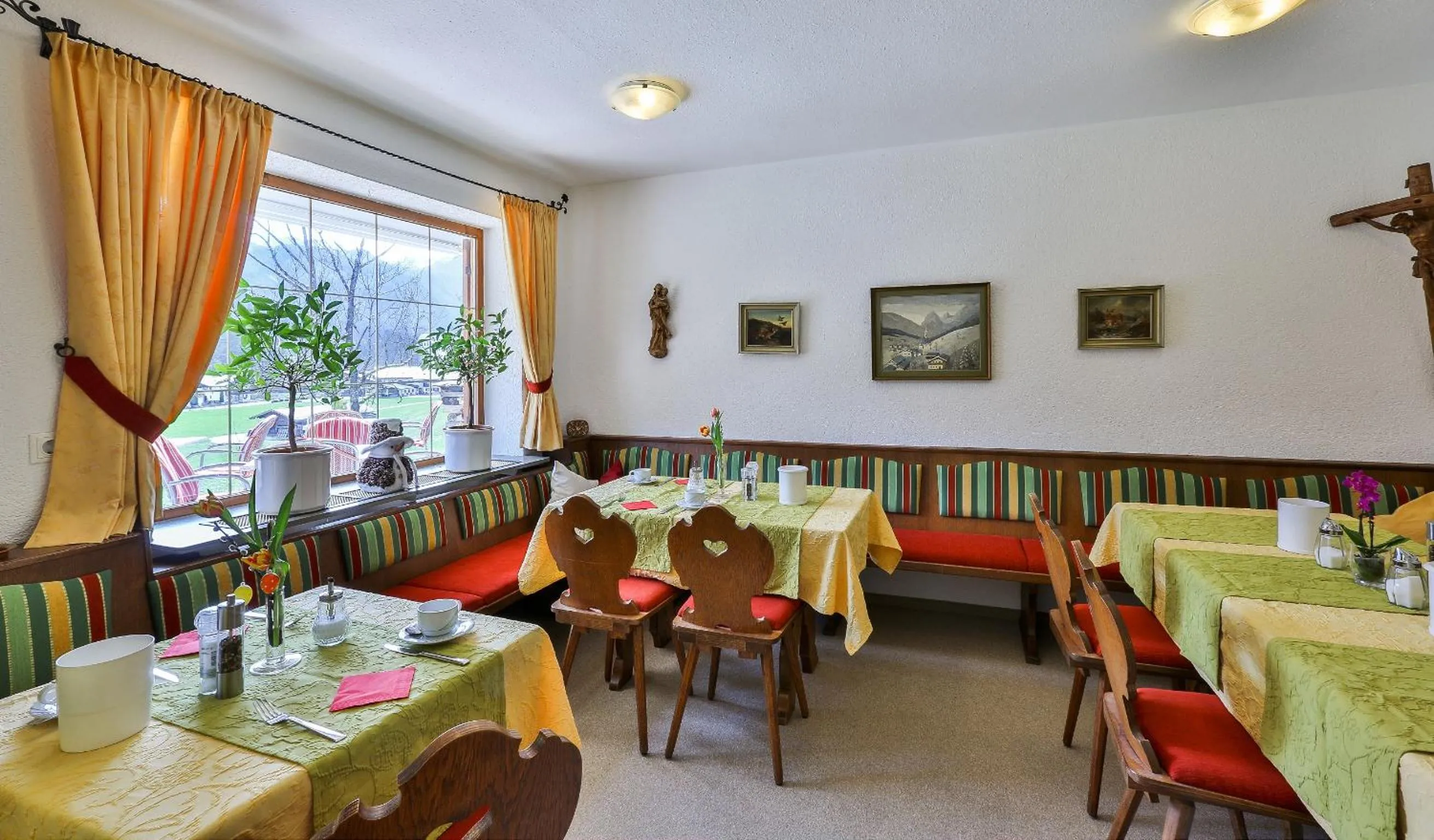 Restaurant/places to eat in Tourist Hotel Boehm