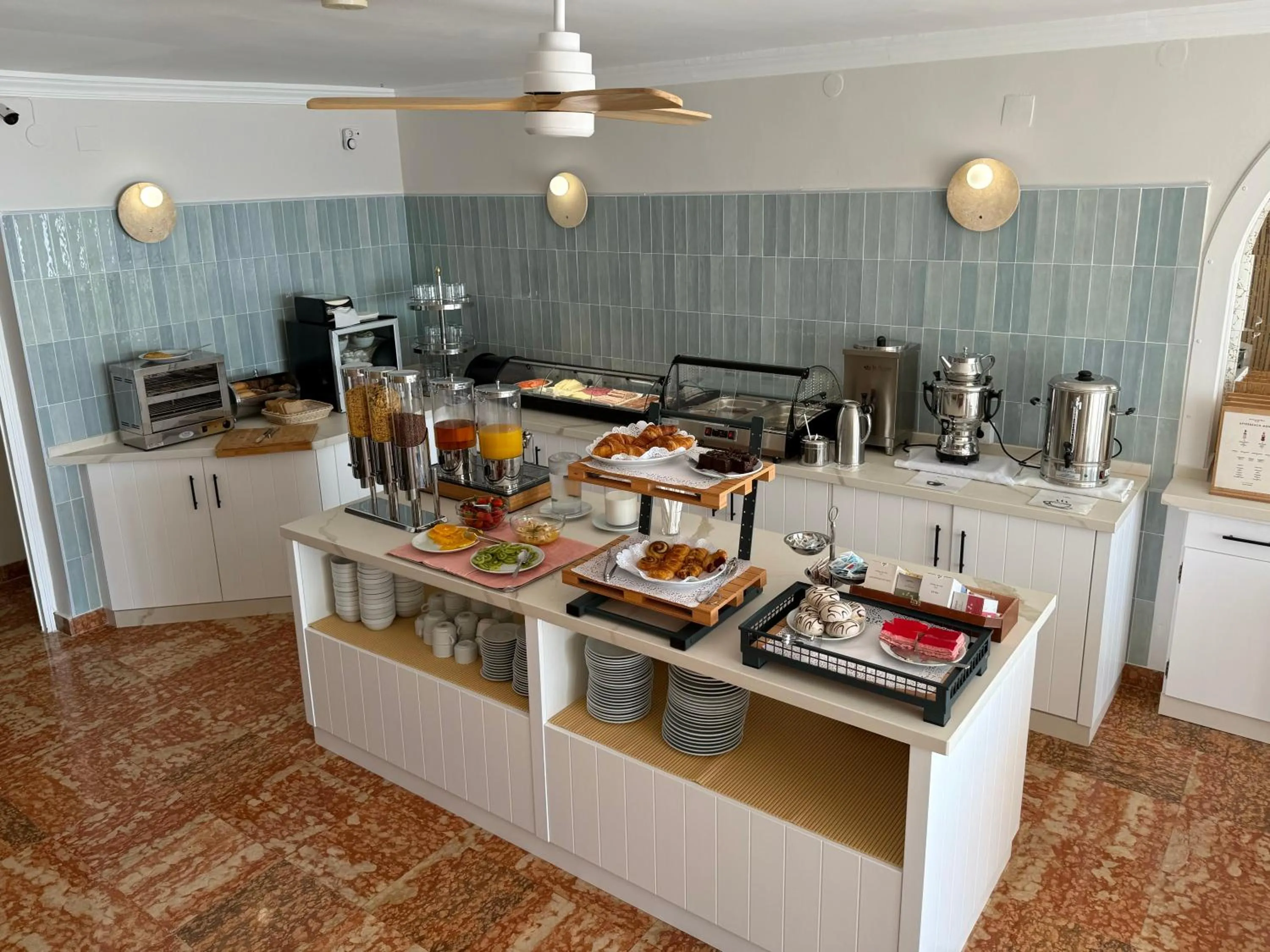 Buffet breakfast in Hotel Paraíso Del Mar