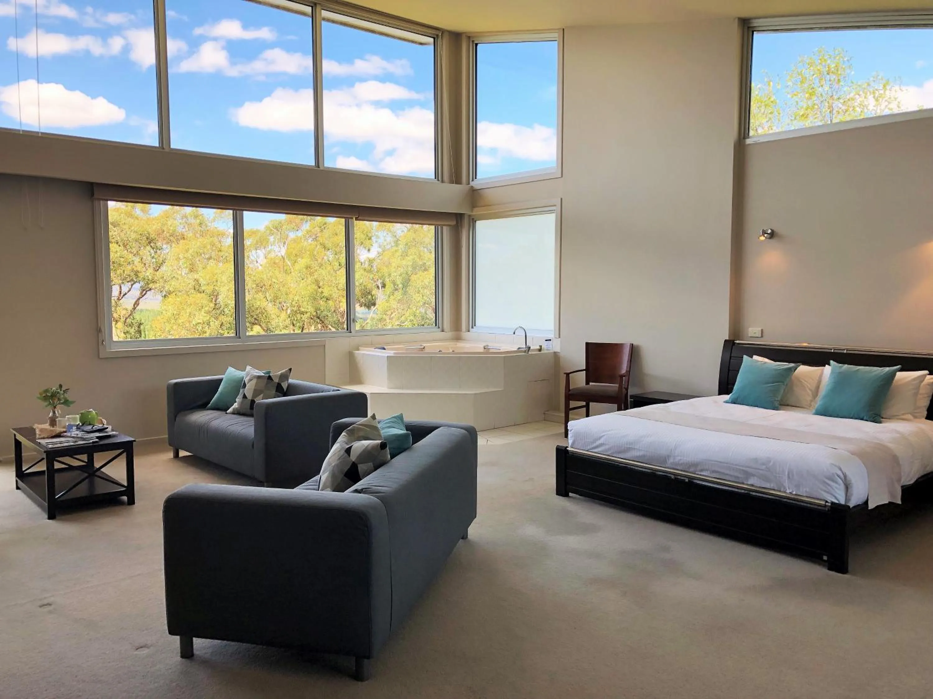 Seating area, Bed in Macedon Ranges Hotel & Spa