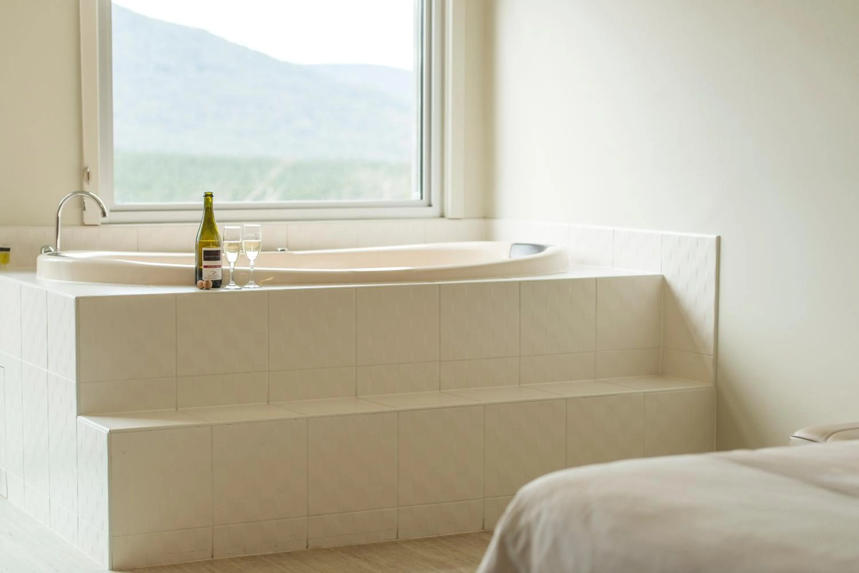 Hot Tub, Bed in Macedon Ranges Hotel & Spa