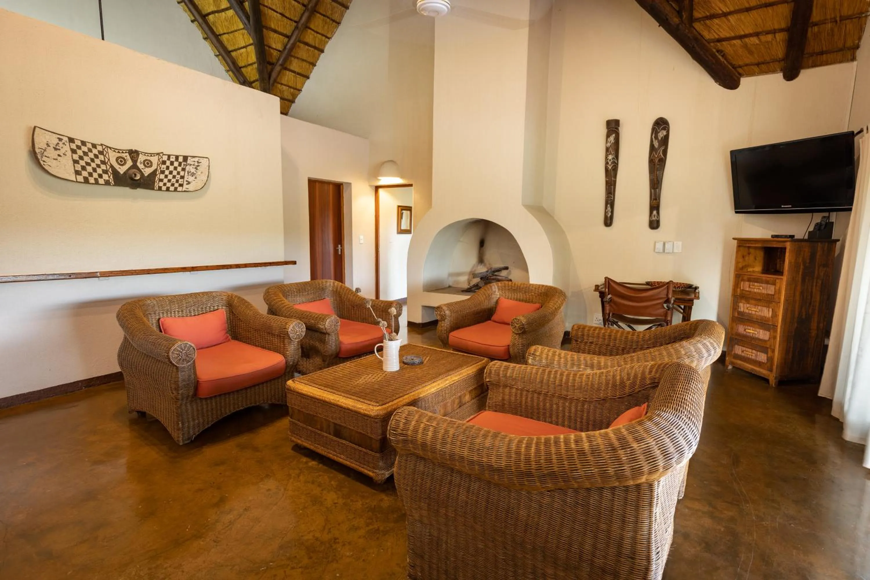 Communal lounge/ TV room in Nyati Safari Lodge