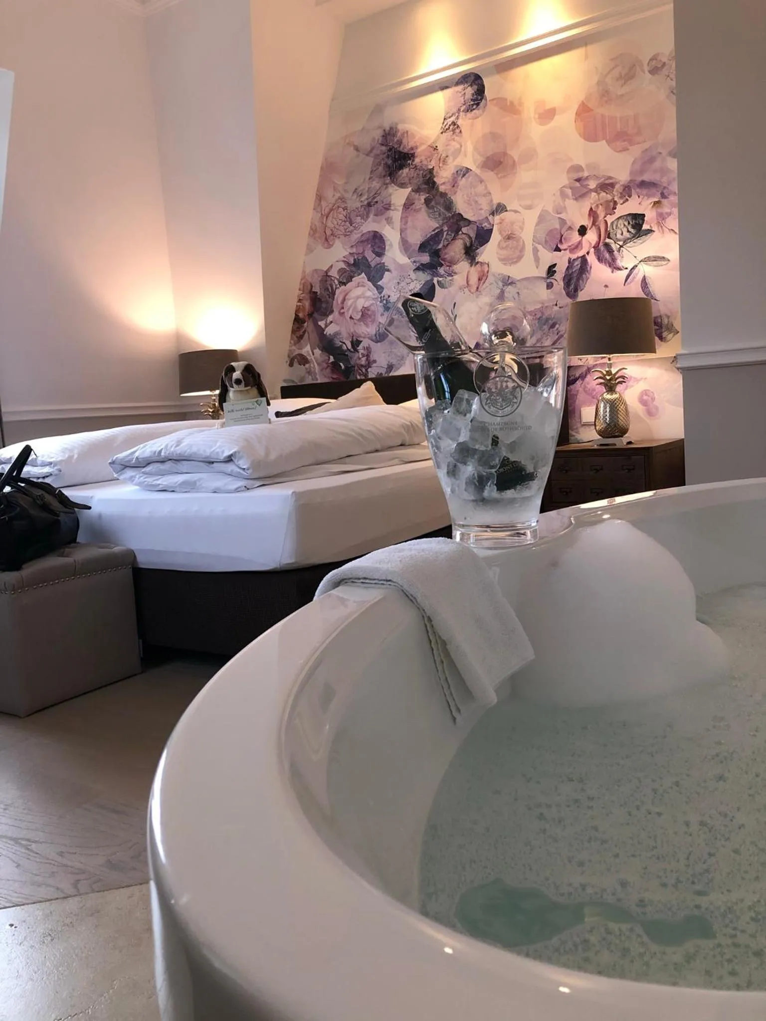 Photo of the whole room, Bed in The Starnbergsee Hideaway