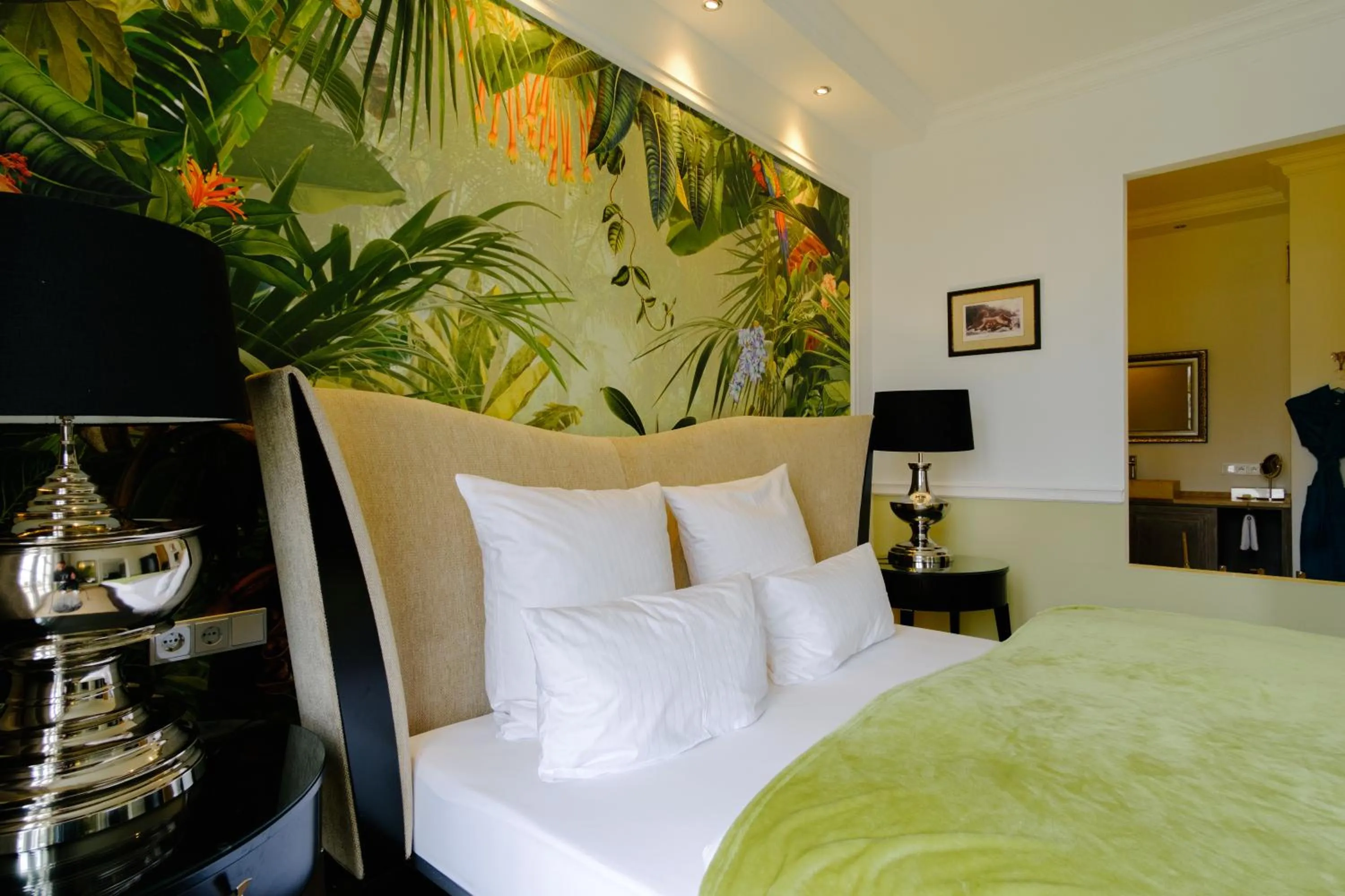 Photo of the whole room, Bed in The Starnbergsee Hideaway