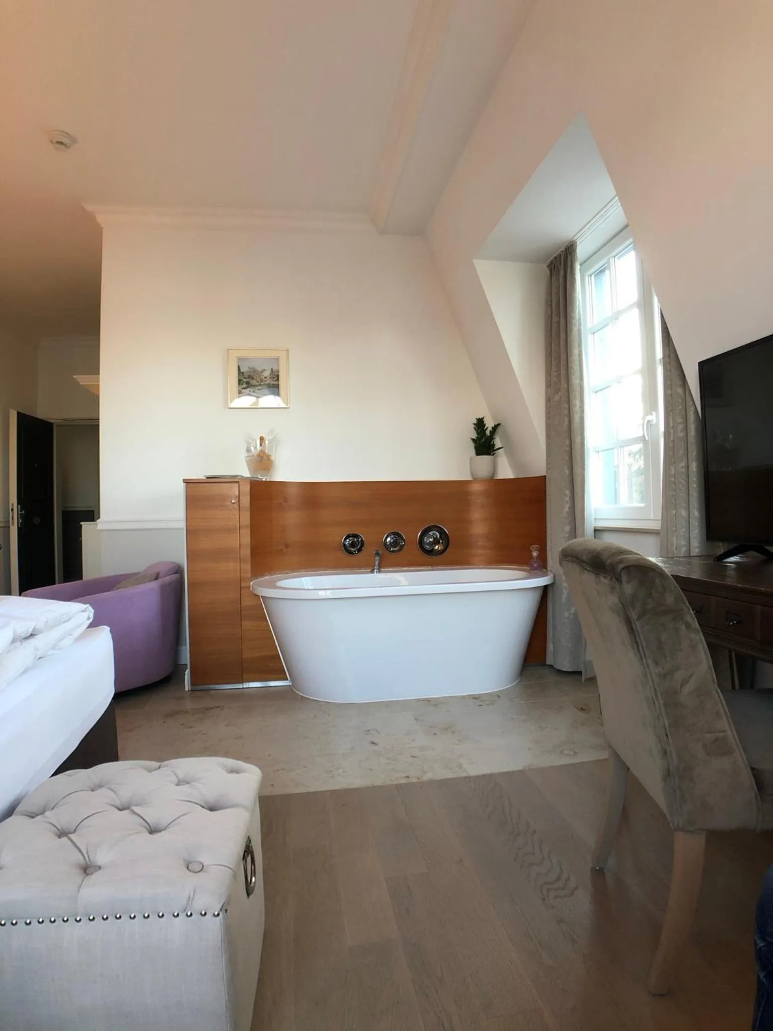 Photo of the whole room in The Starnbergsee Hideaway