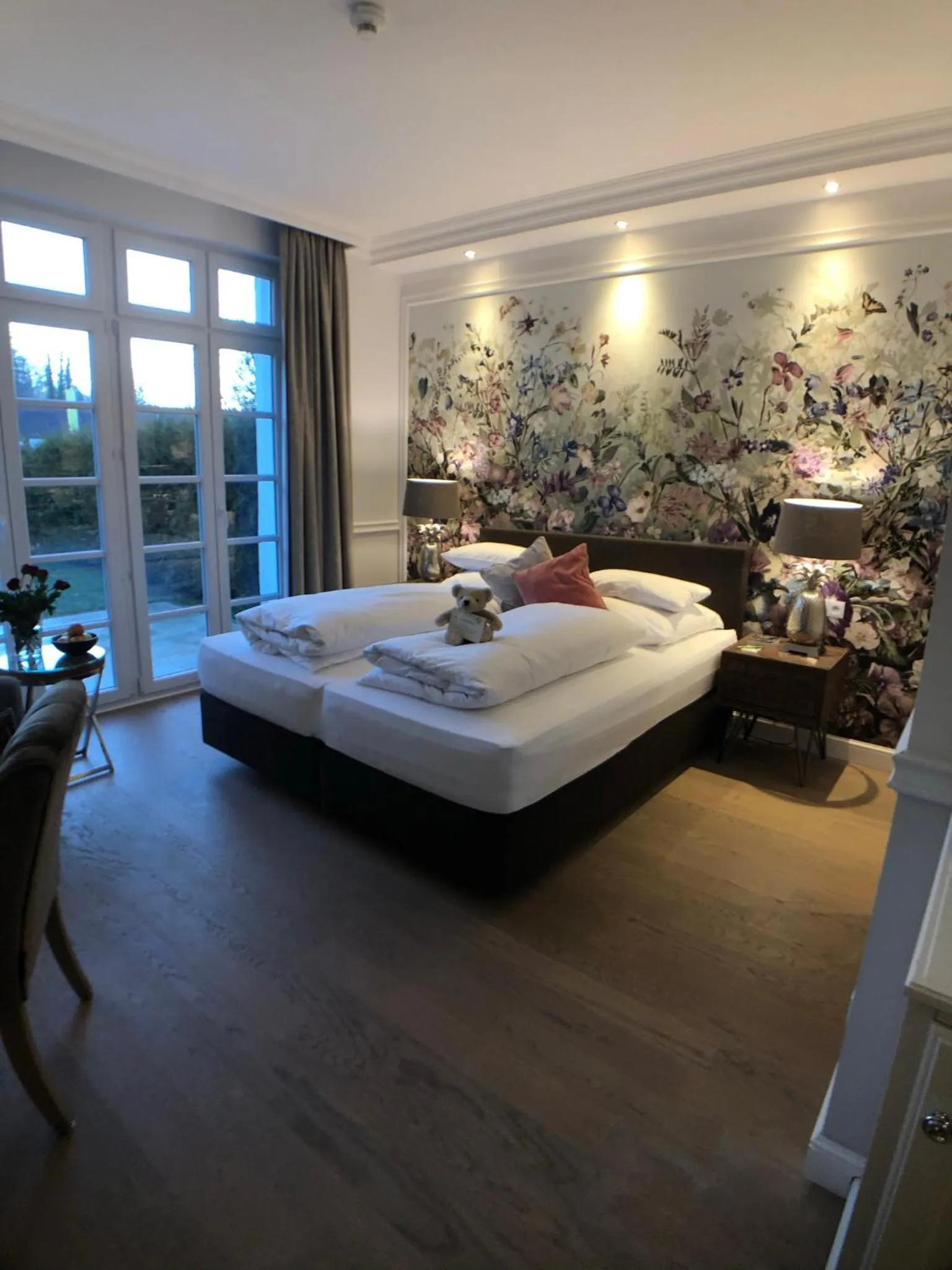 Photo of the whole room, Bed in The Starnbergsee Hideaway