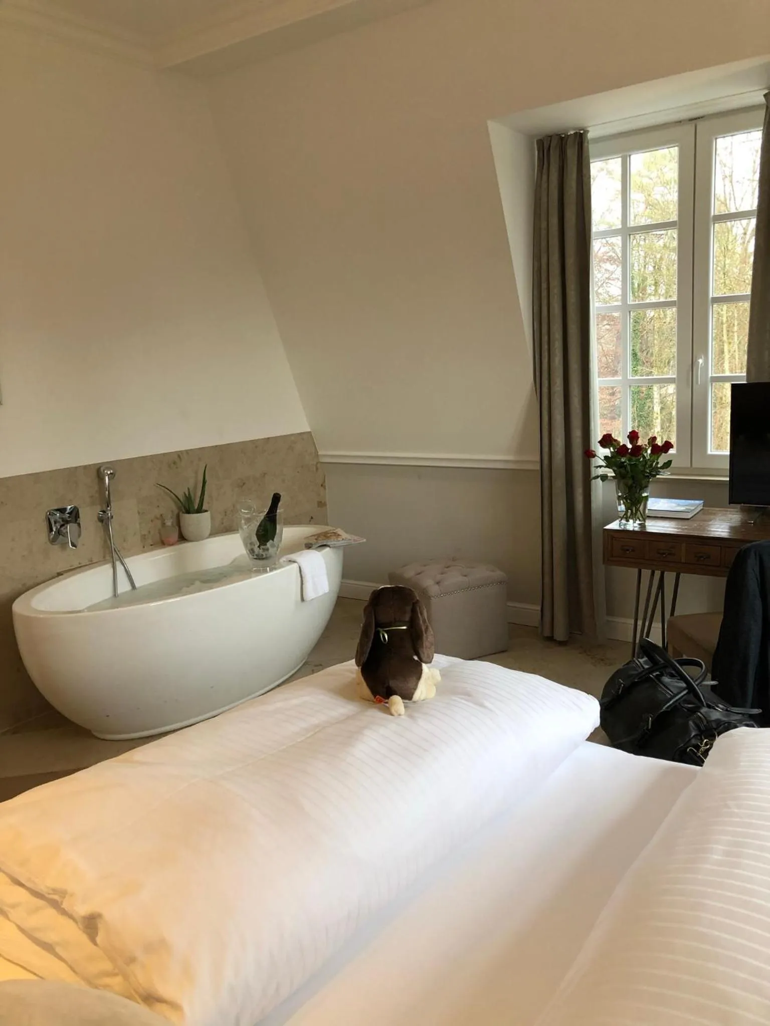 Photo of the whole room, Bed in The Starnbergsee Hideaway