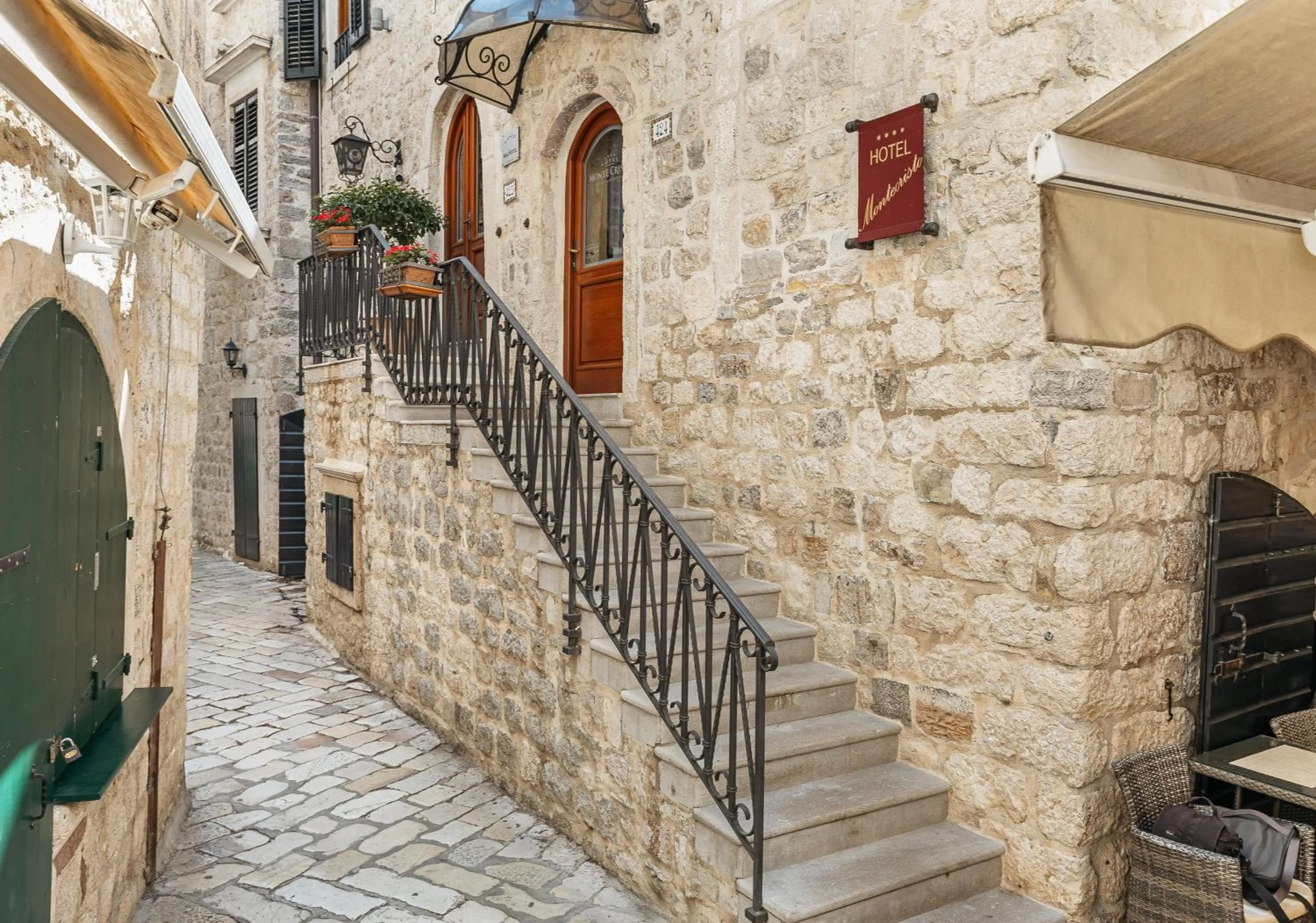 Facade/entrance in Hotel Monte Cristo