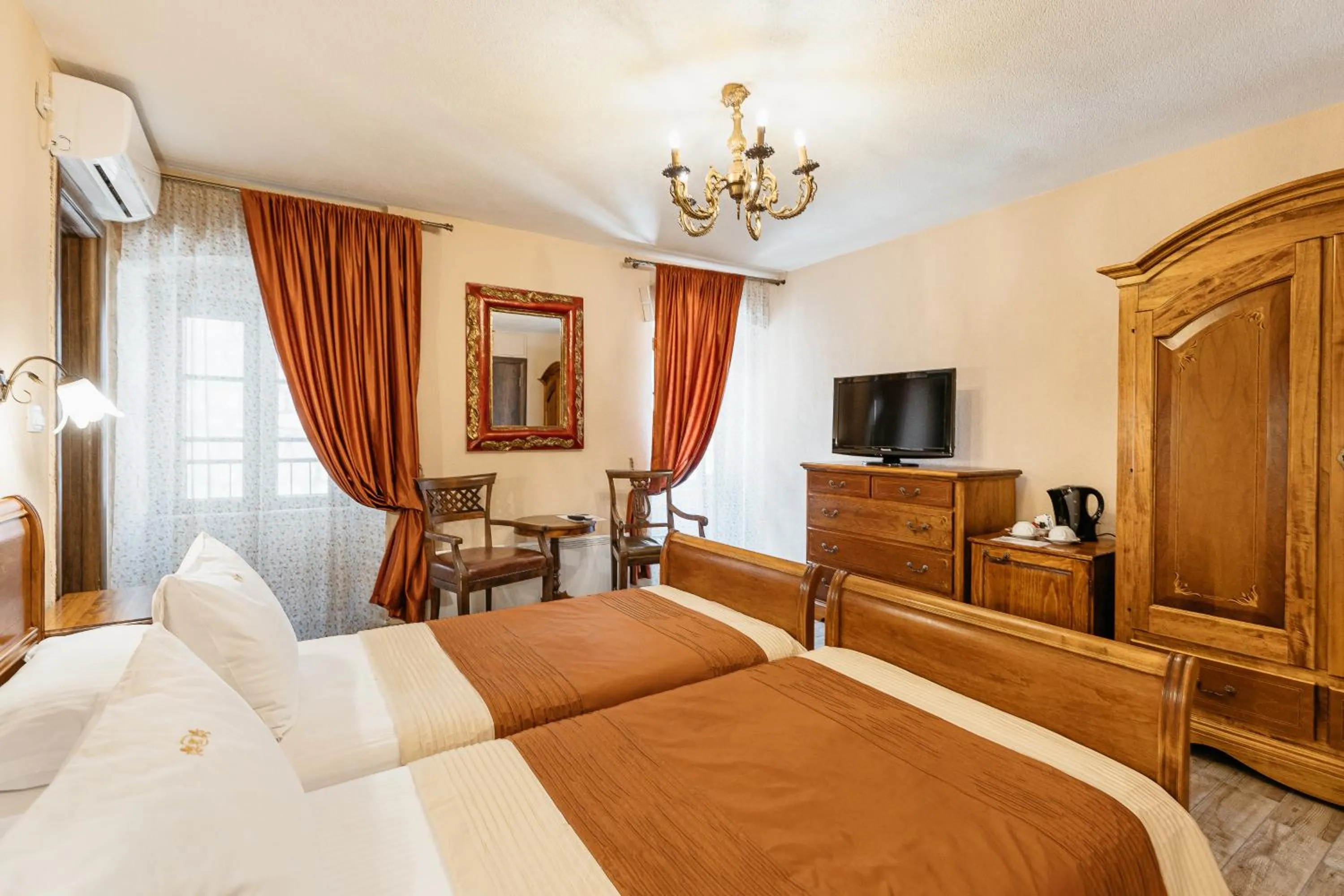 TV and multimedia, Bed in Hotel Monte Cristo