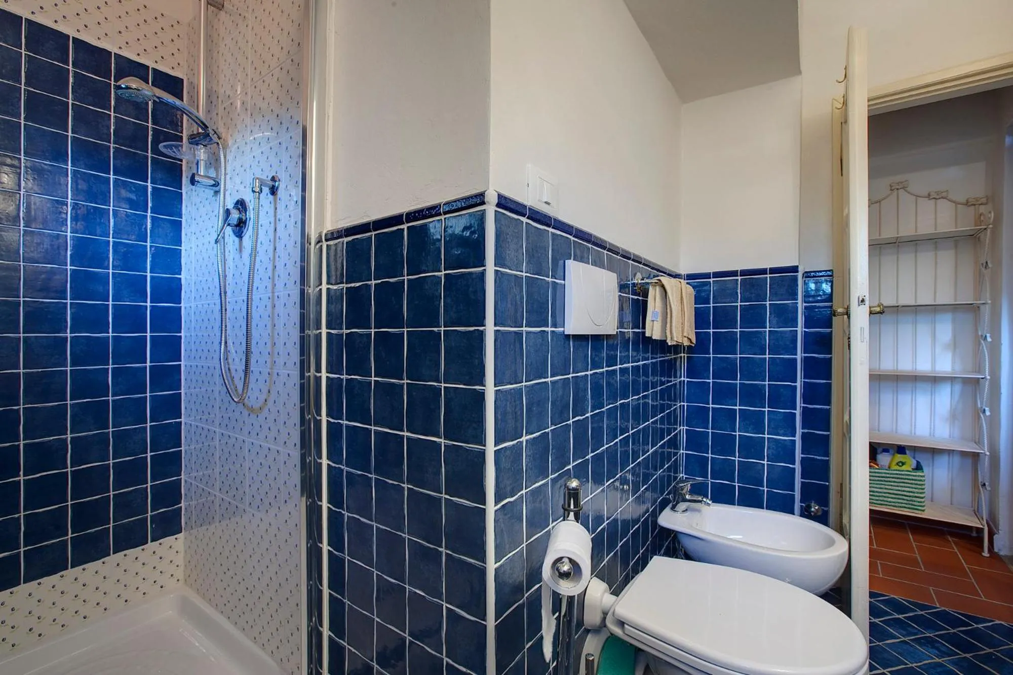 Bathroom in Torre Donati by Mmega