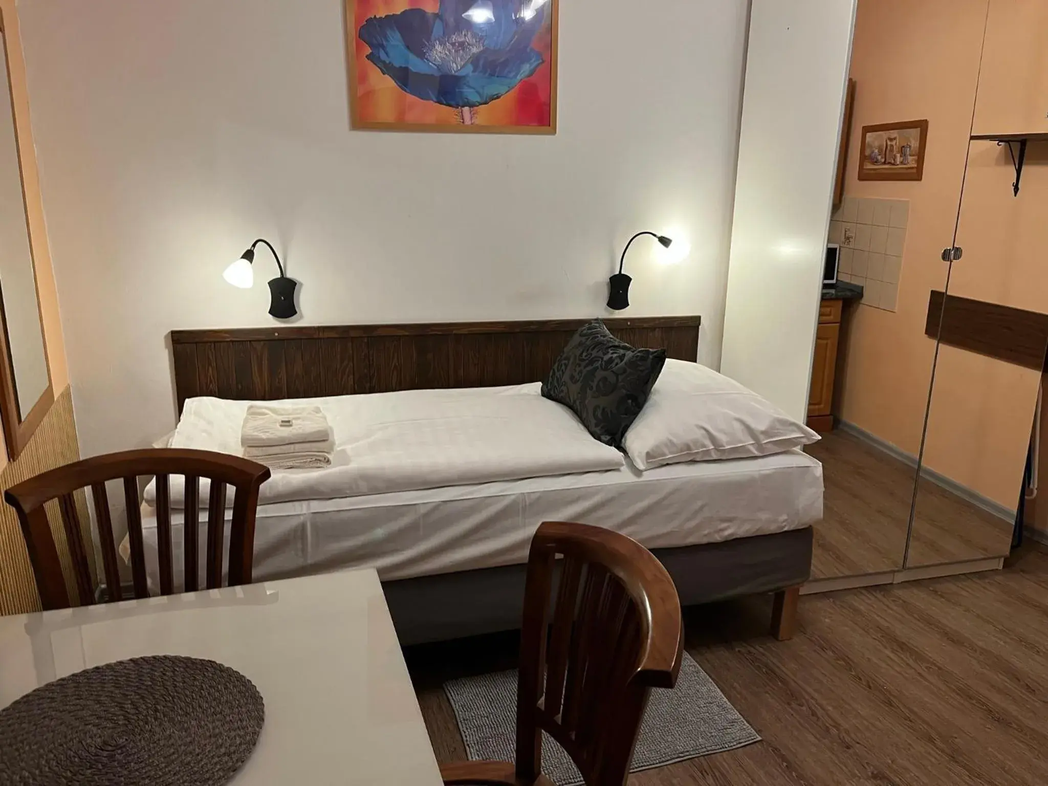 Single Room with Shared Shower and Toilet - single occupancy in Mila Apartments Single Room with Shared Shower and Toilet - single occupancy in Mila Apartments