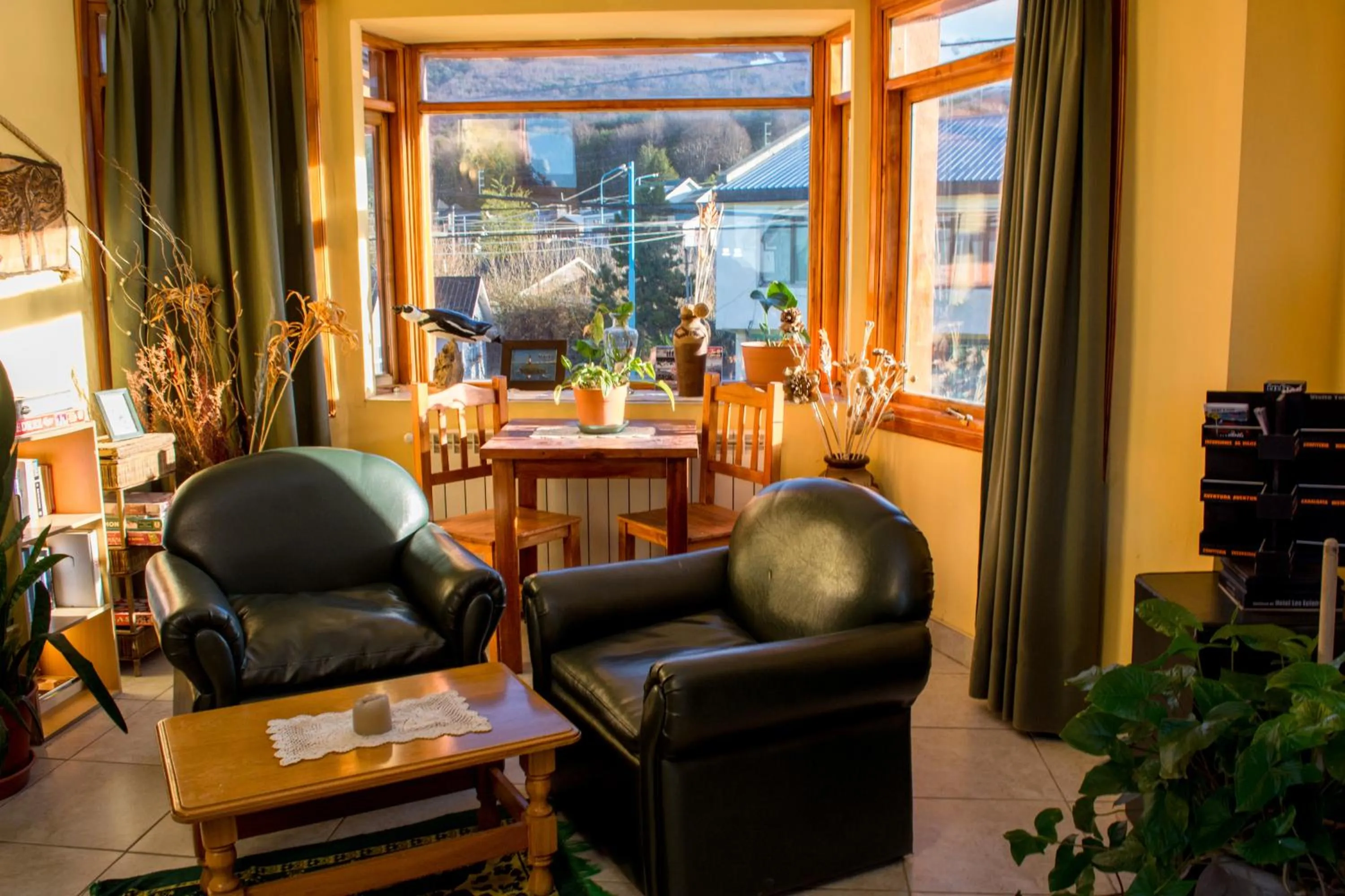 Communal lounge/ TV room in Hosteria Les Eclaireurs