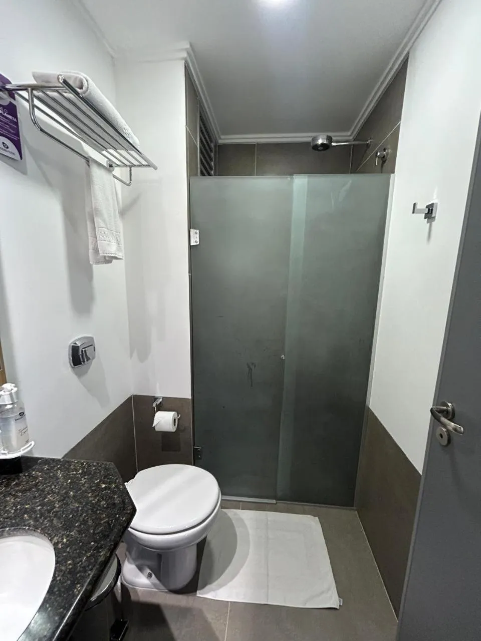 Bathroom in Delcas Hotel