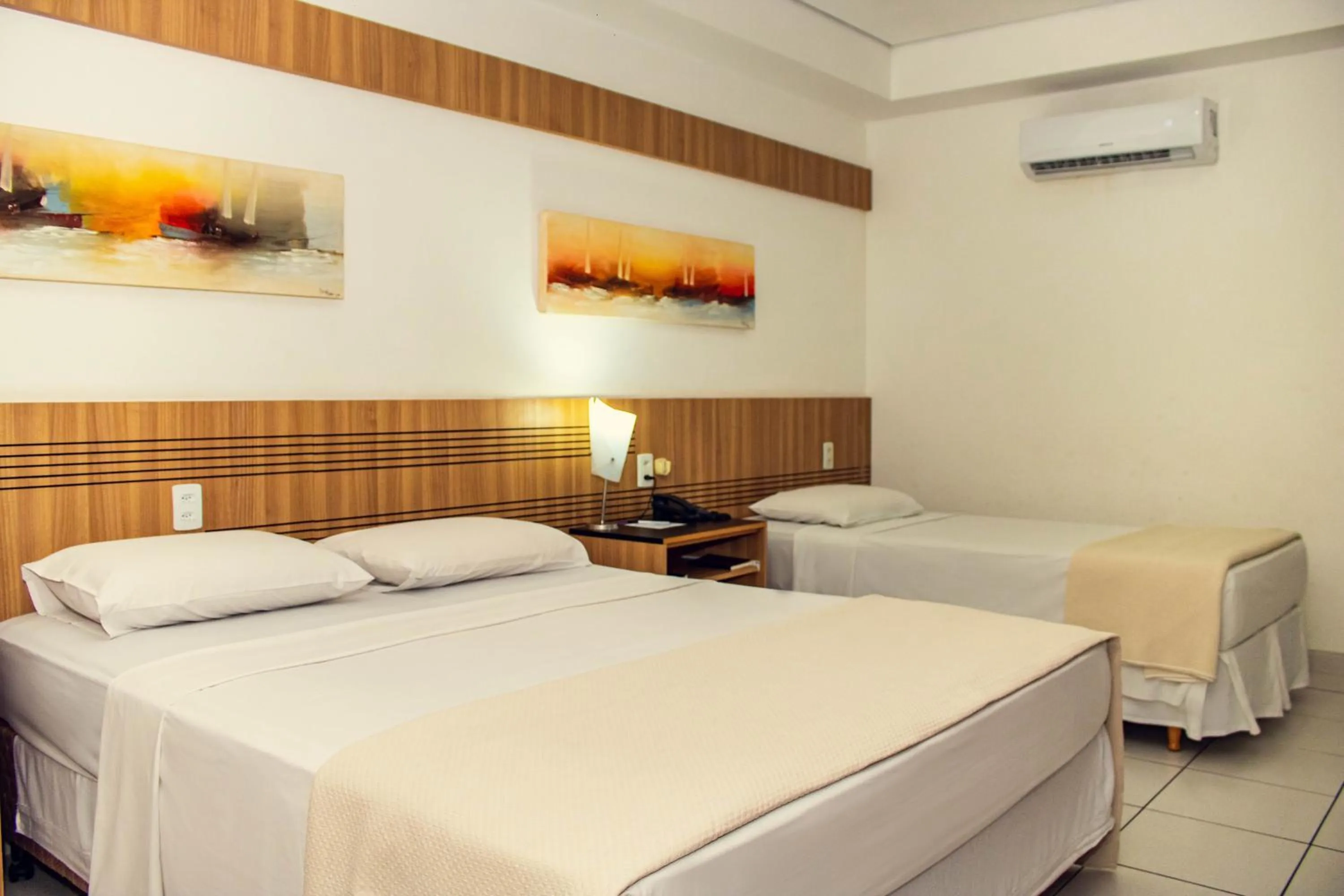 Bedroom, Bed in Delcas Hotel