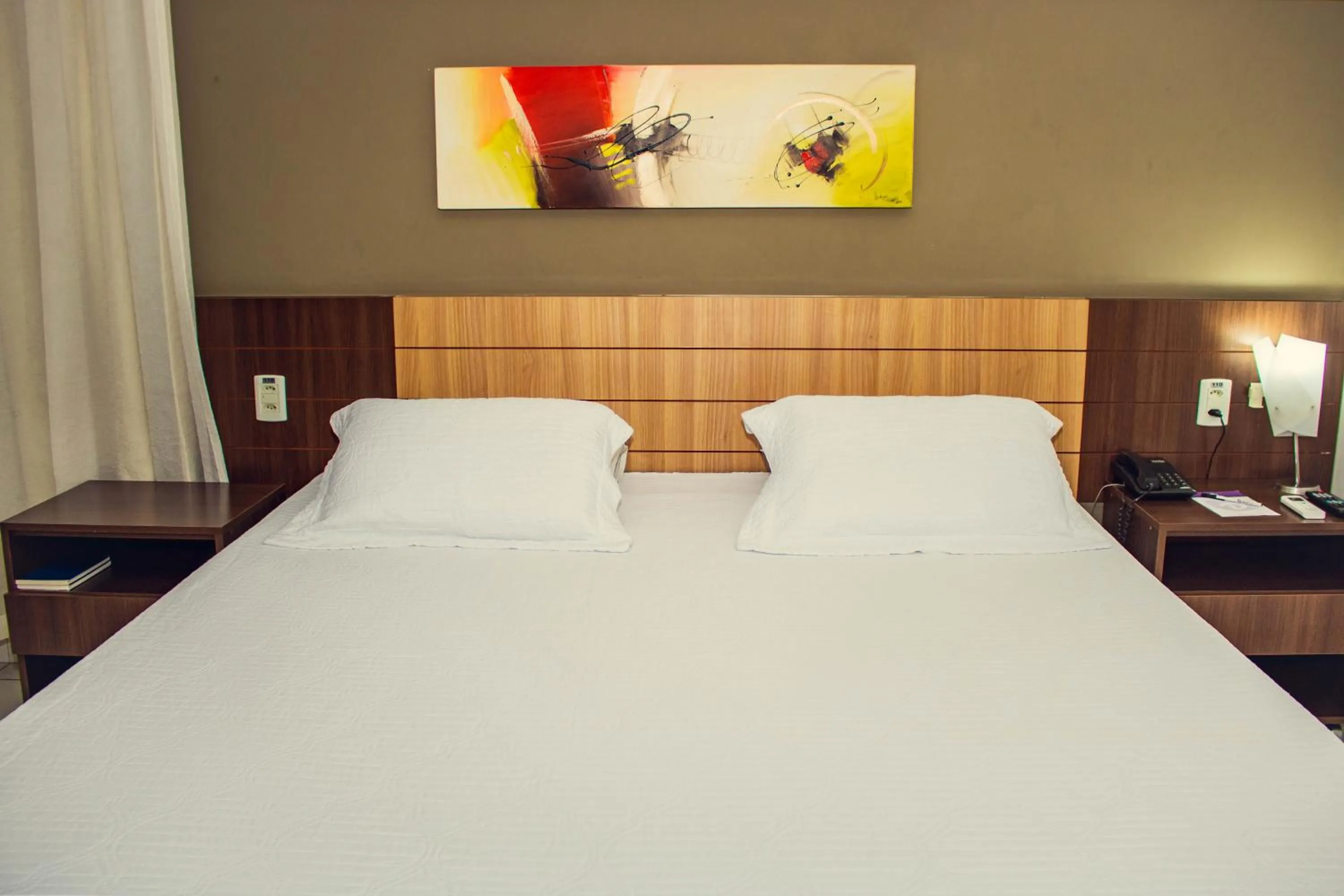 Bedroom, Bed in Delcas Hotel