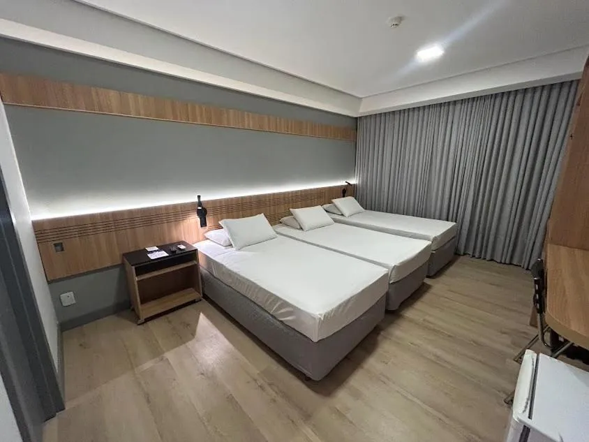 Bedroom, Bed in Delcas Hotel