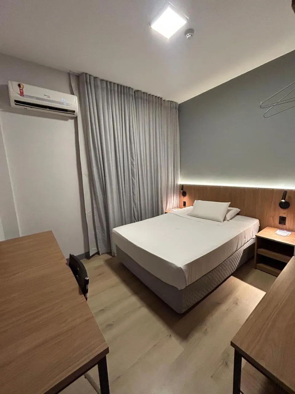 Bedroom, Bed in Delcas Hotel