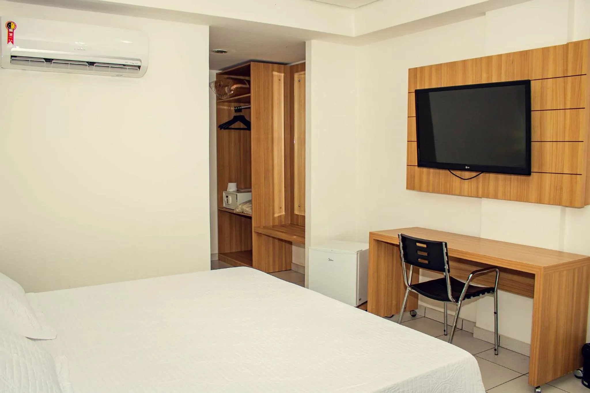 Bedroom, Bed in Delcas Hotel