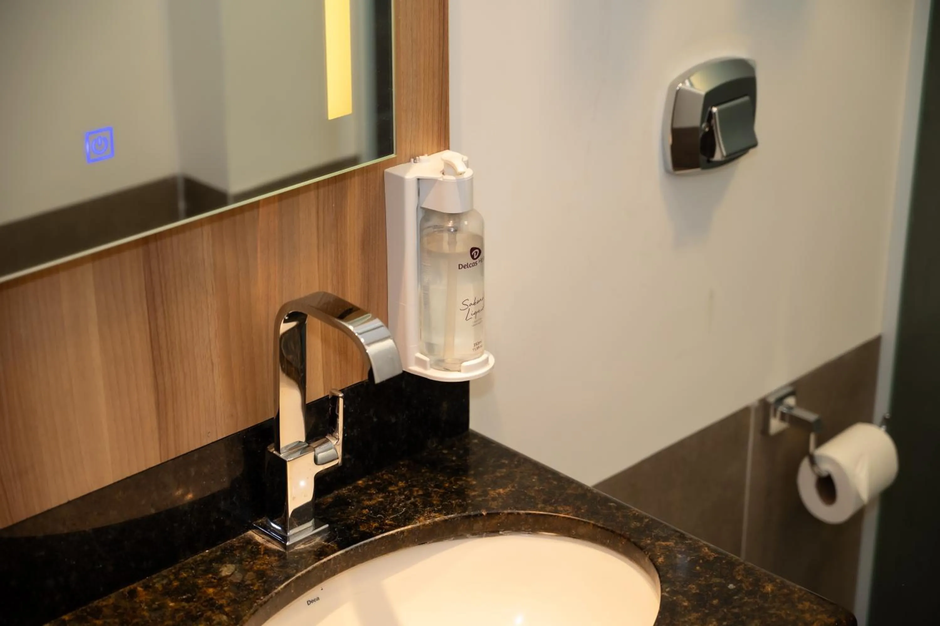 Bathroom in Delcas Hotel