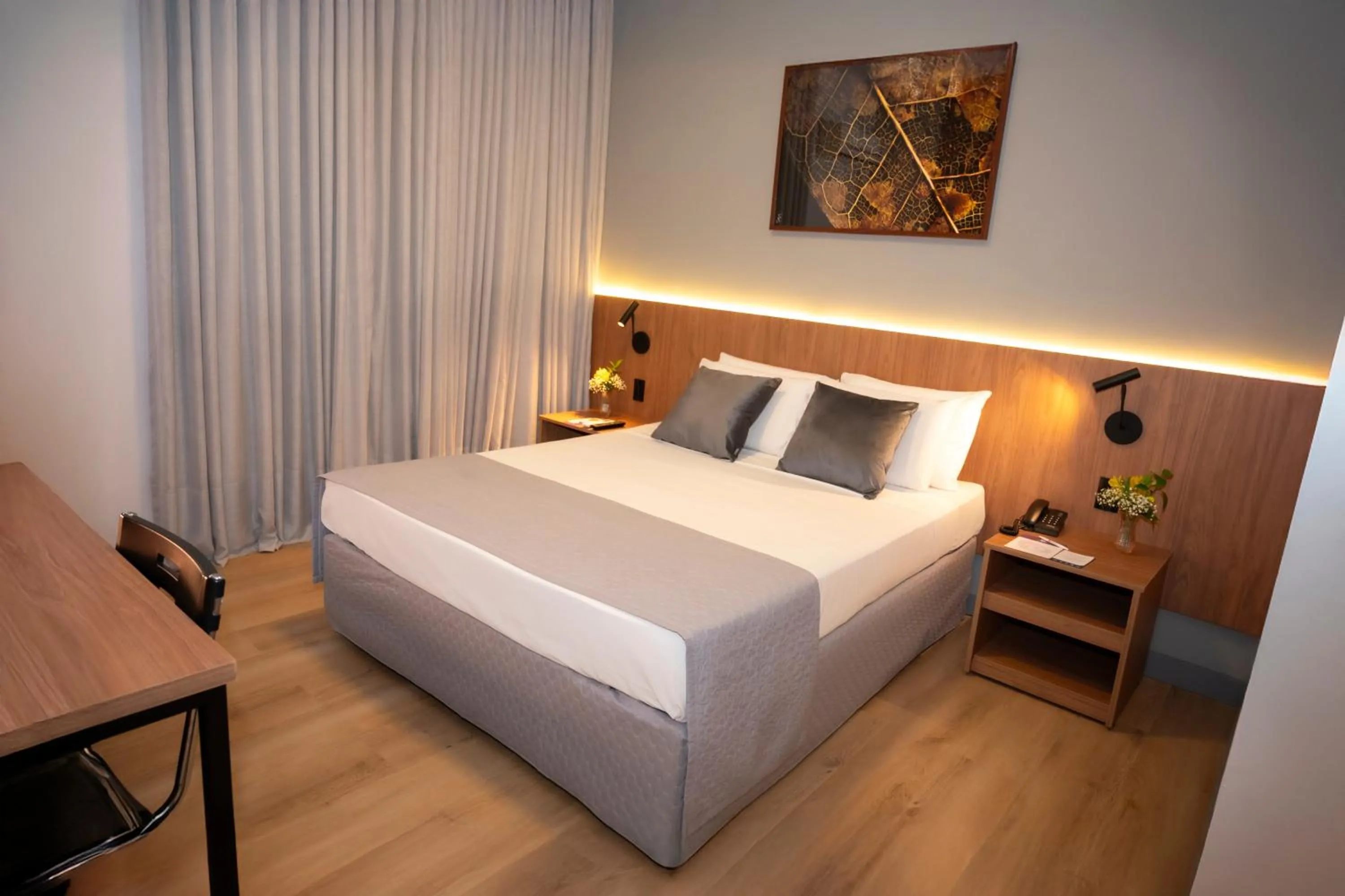 Bedroom, Bed in Delcas Hotel