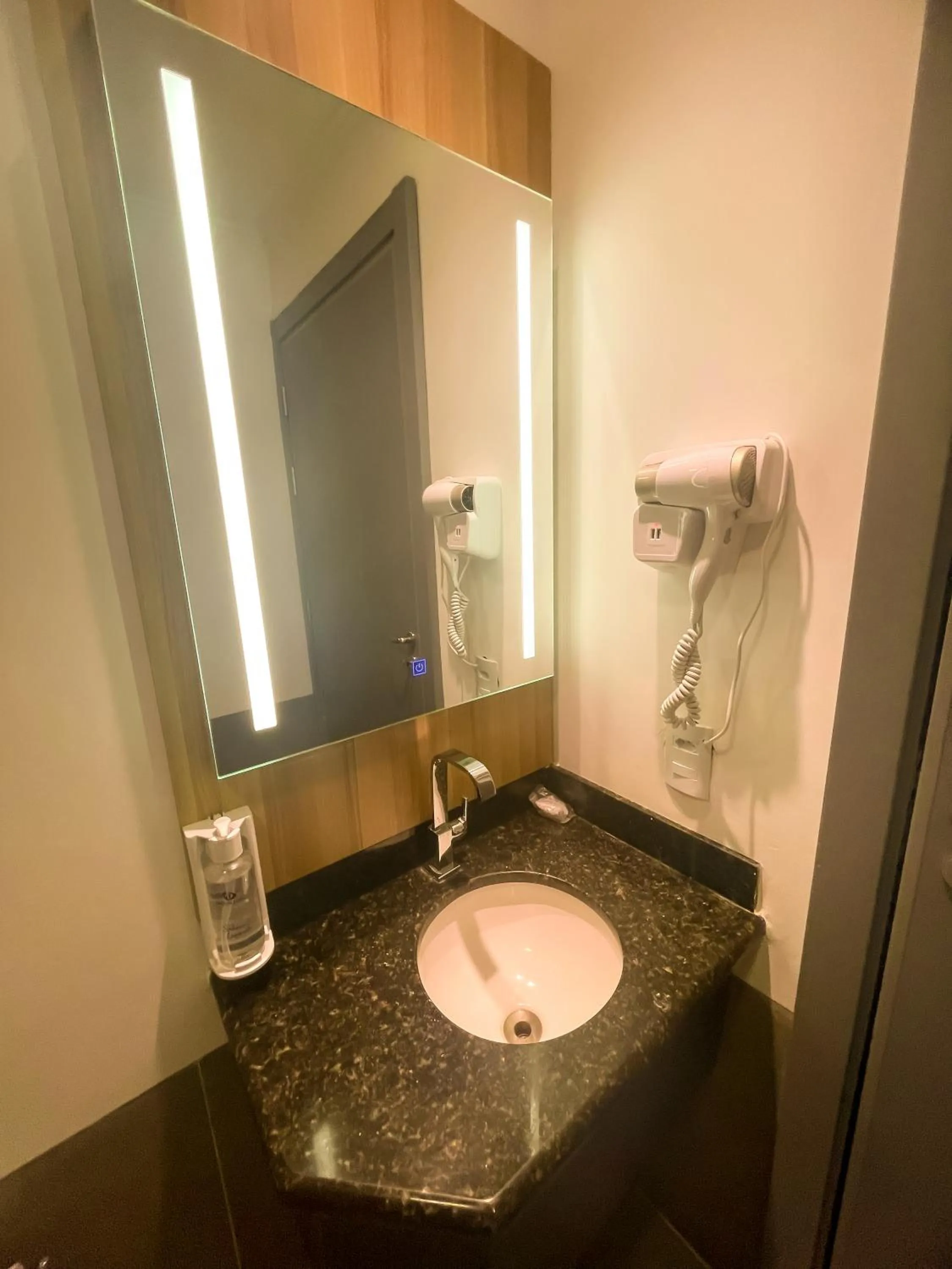 Bathroom in Delcas Hotel