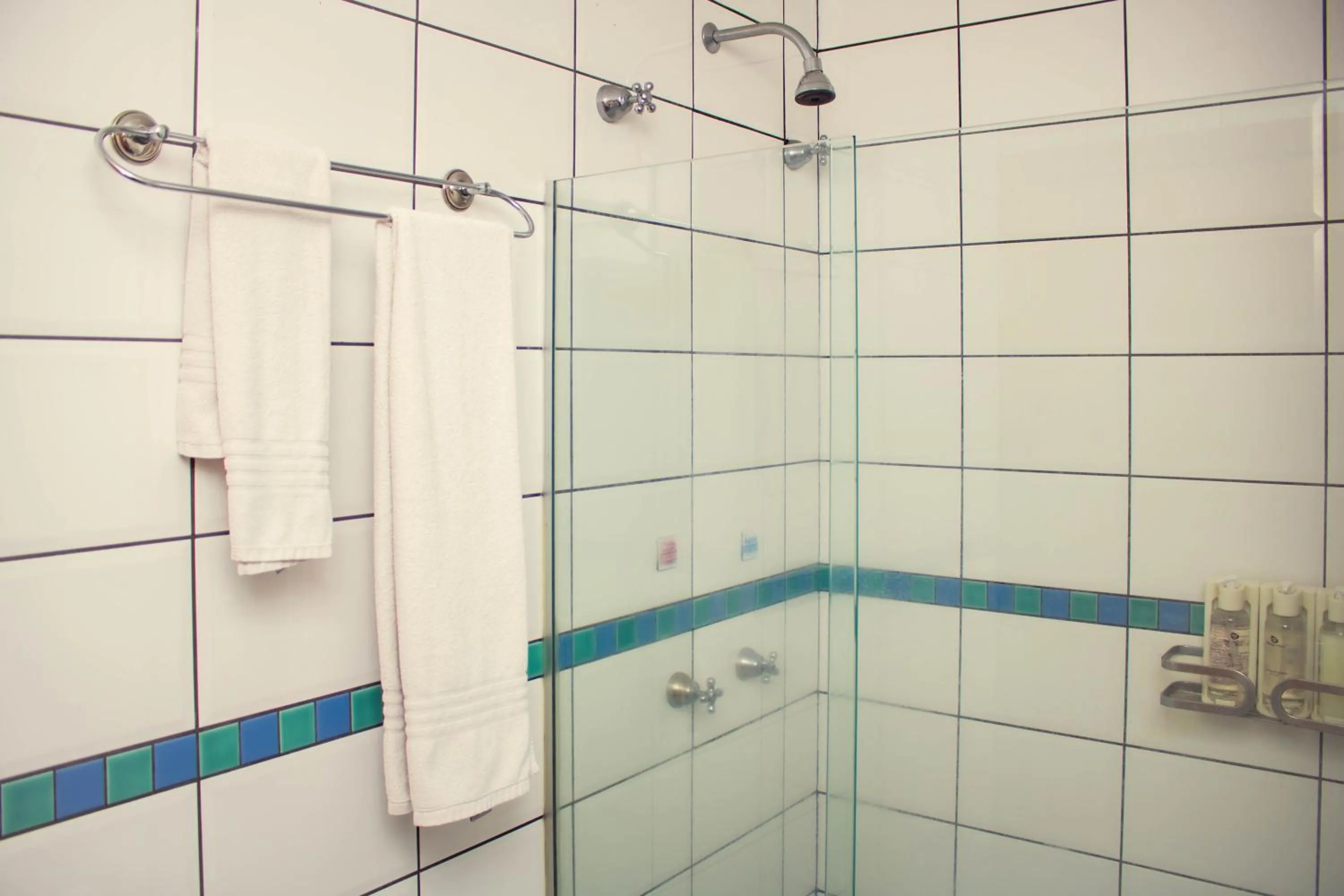 Bathroom in Delcas Hotel