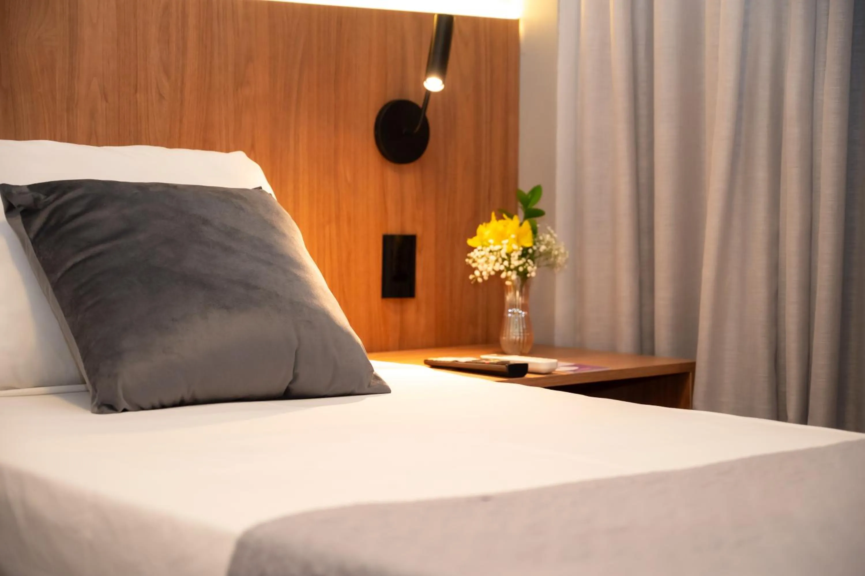 Bedroom, Bed in Delcas Hotel