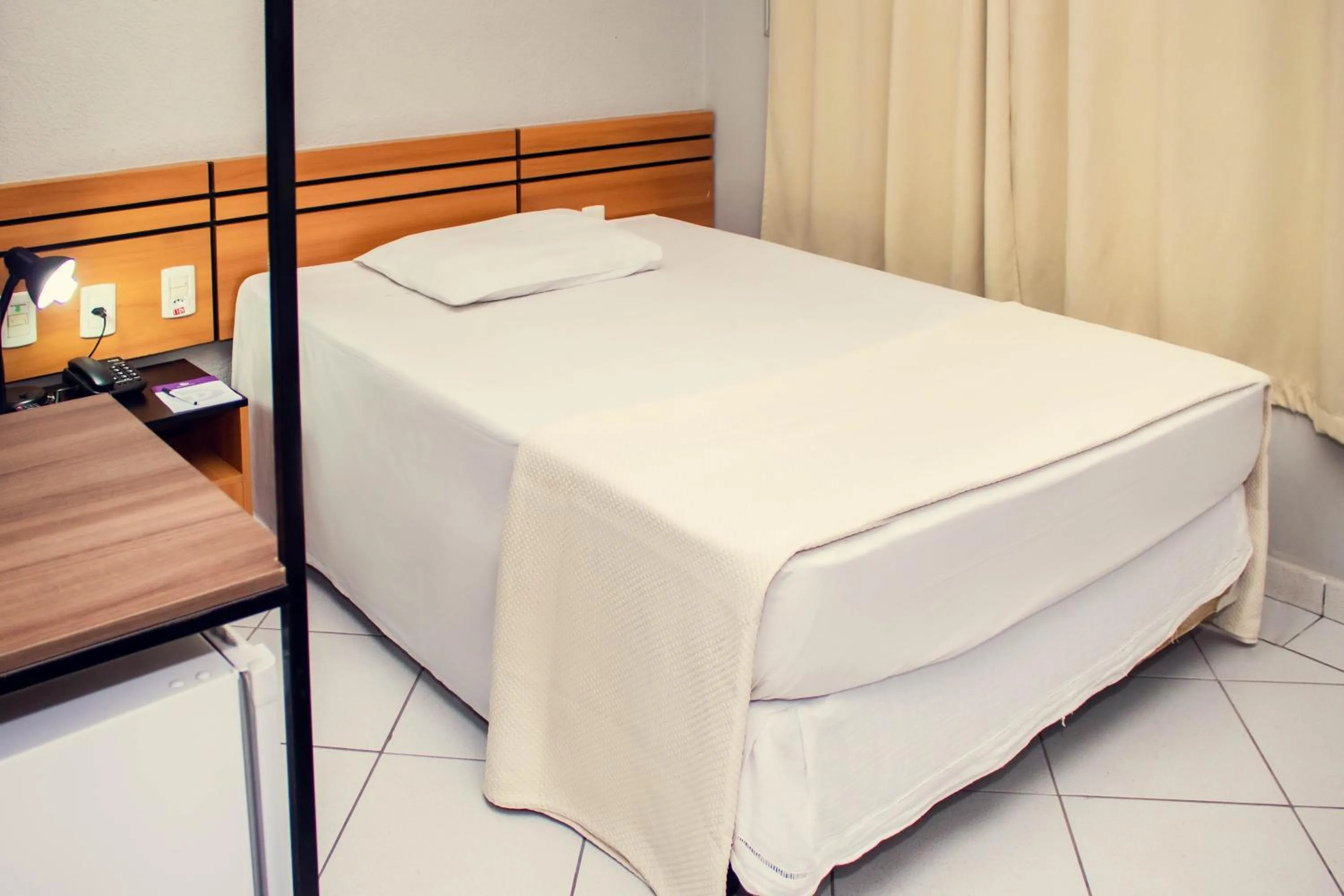 Bedroom, Bed in Delcas Hotel