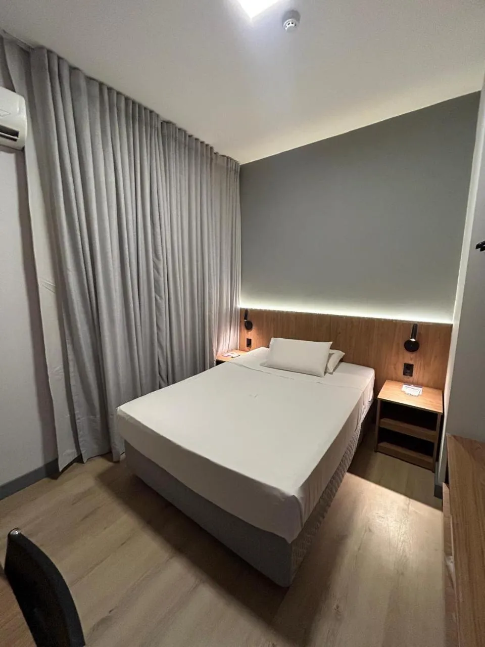 Bedroom, Bed in Delcas Hotel