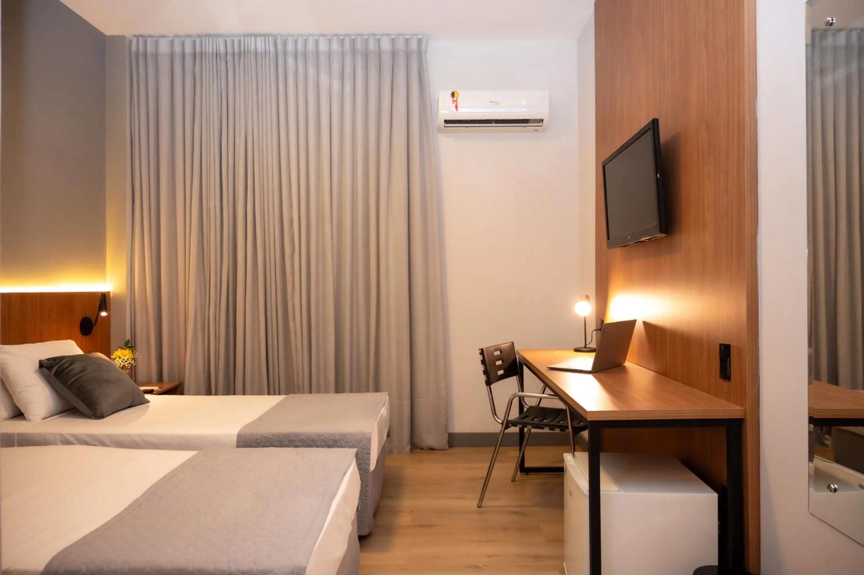 Bedroom, Bed in Delcas Hotel