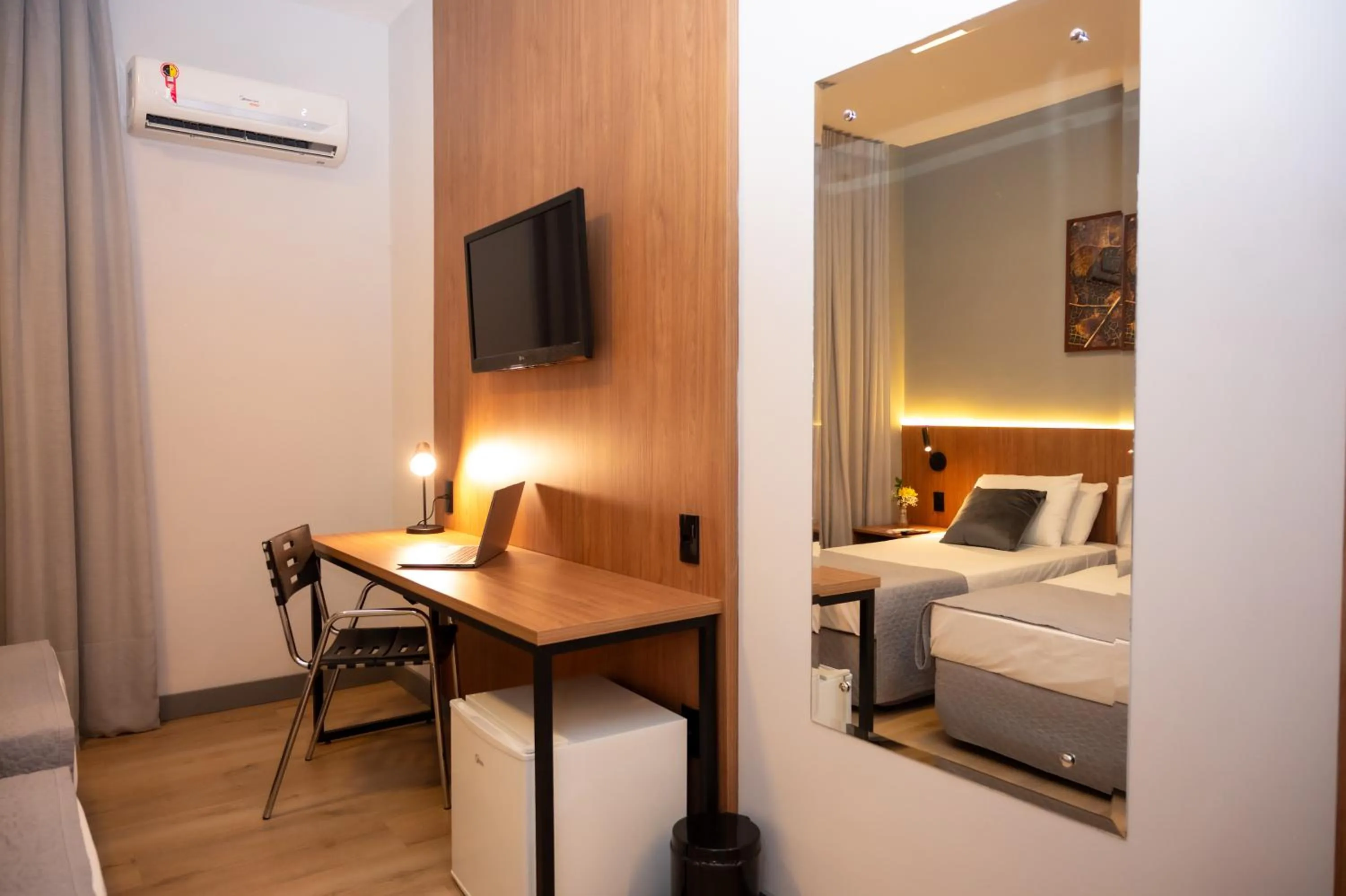 Bedroom, Bed in Delcas Hotel