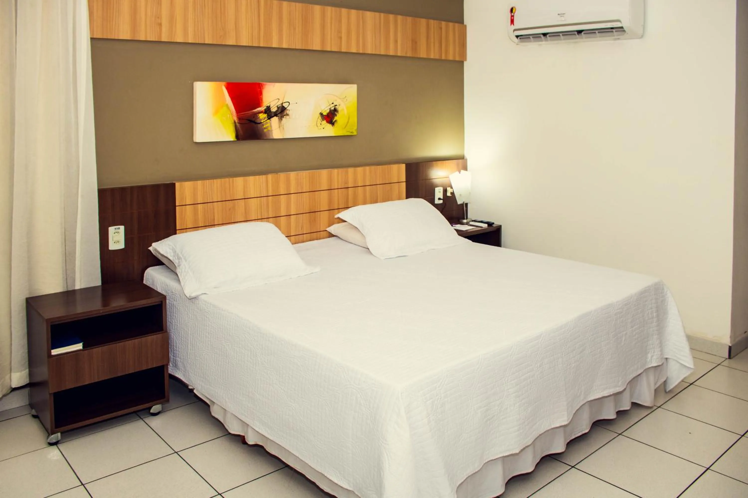 Bedroom, Bed in Delcas Hotel