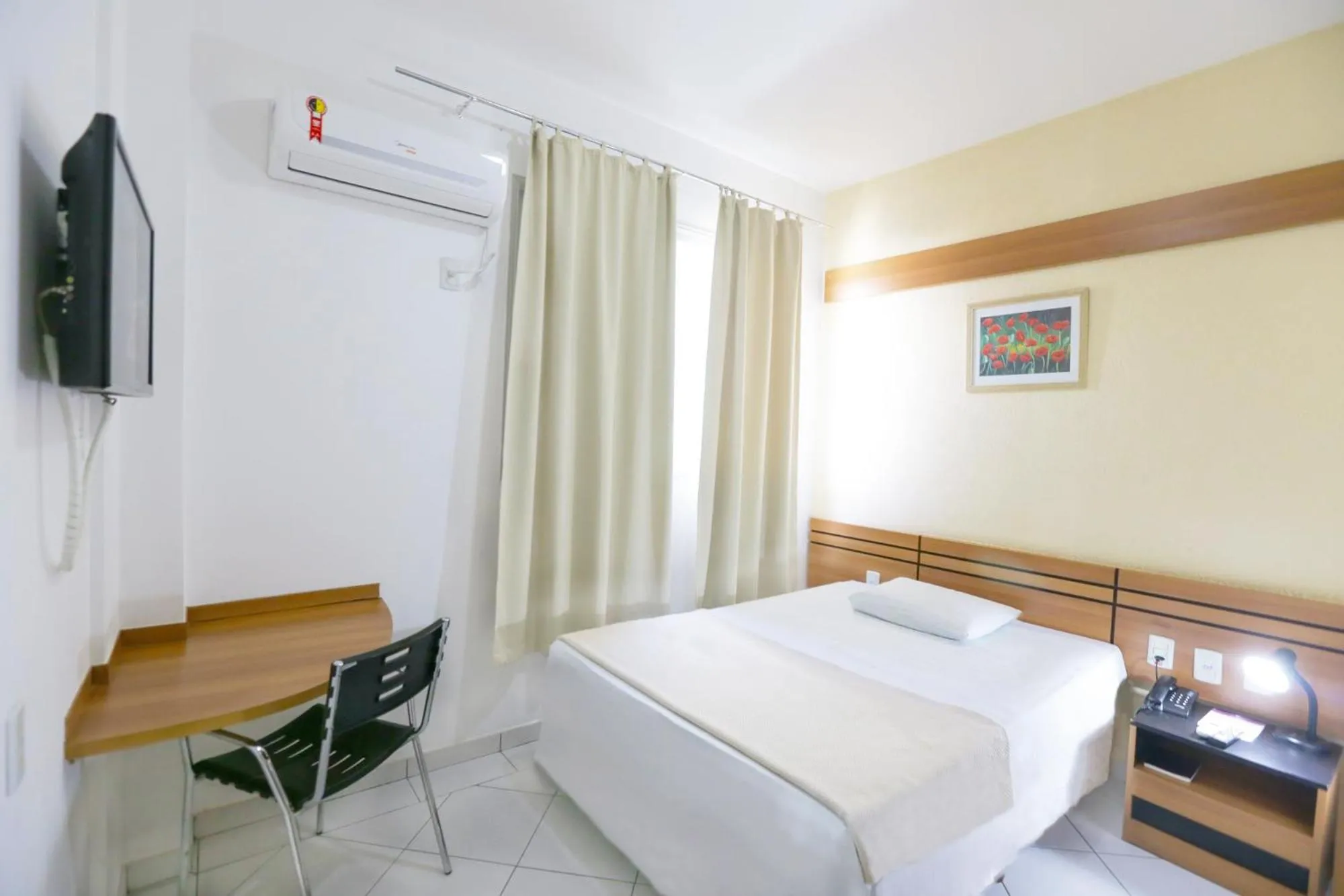 Bedroom, Bed in Delcas Hotel