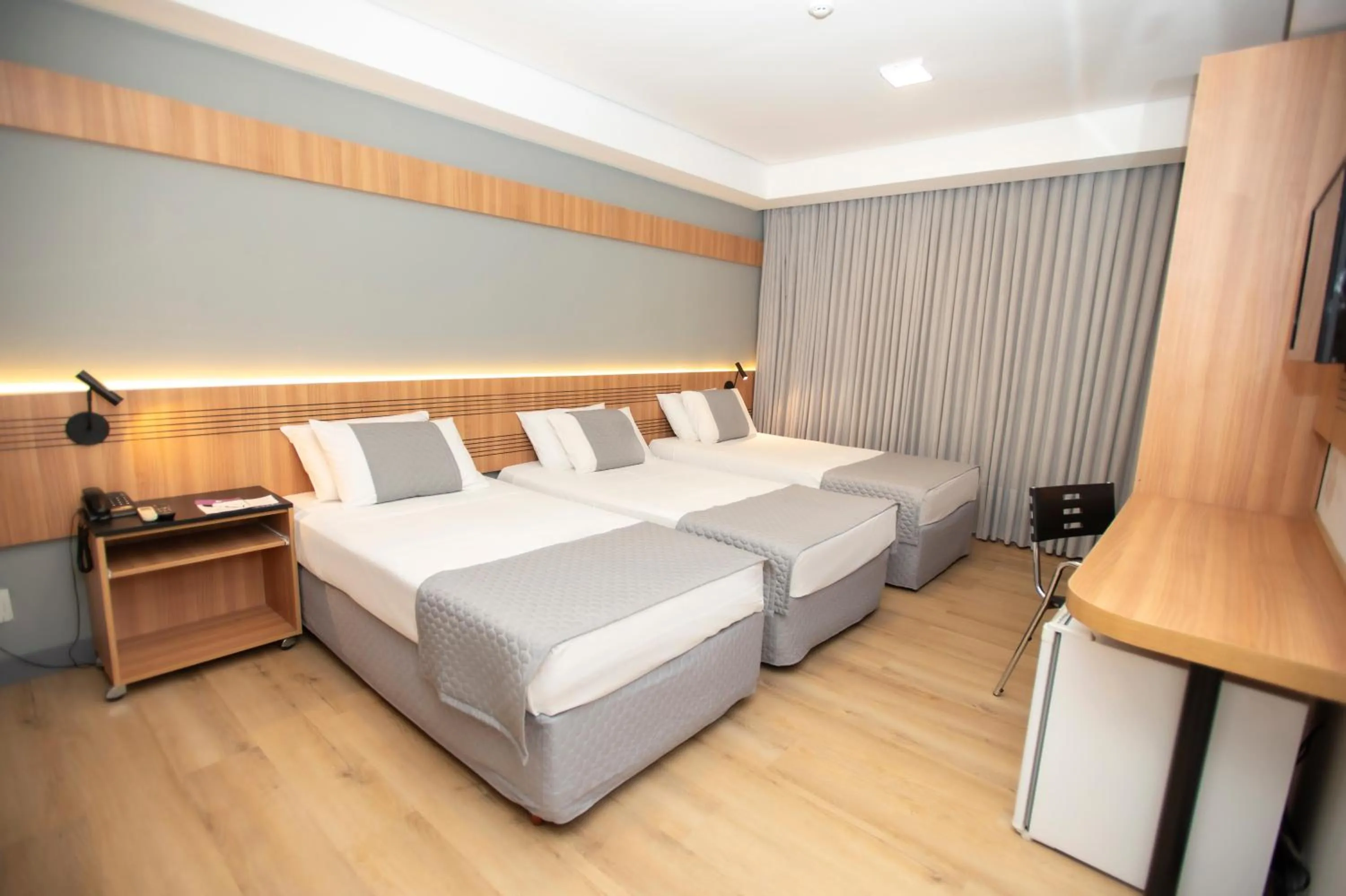 Bedroom, Bed in Delcas Hotel