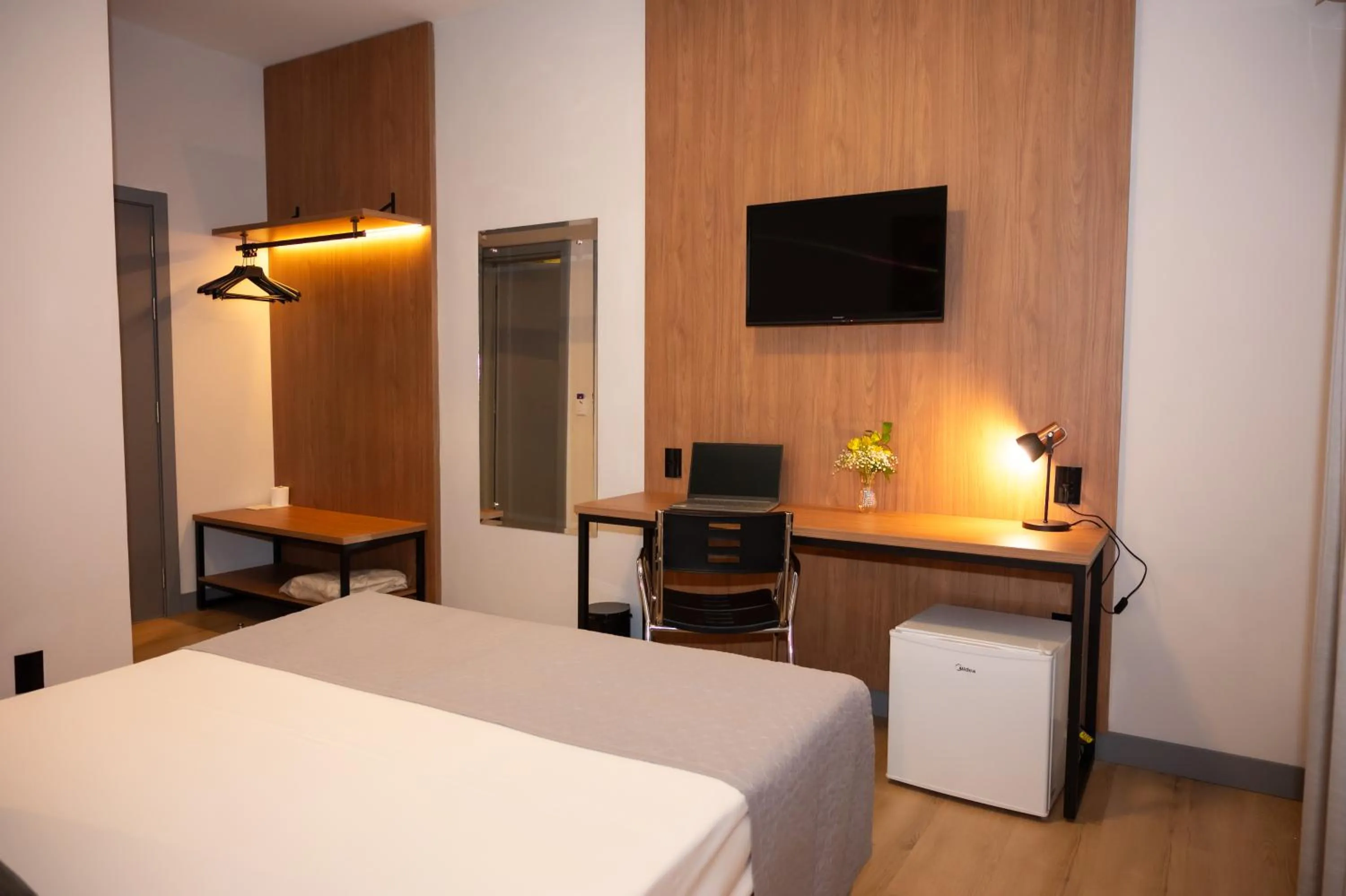 Bedroom, Bed in Delcas Hotel