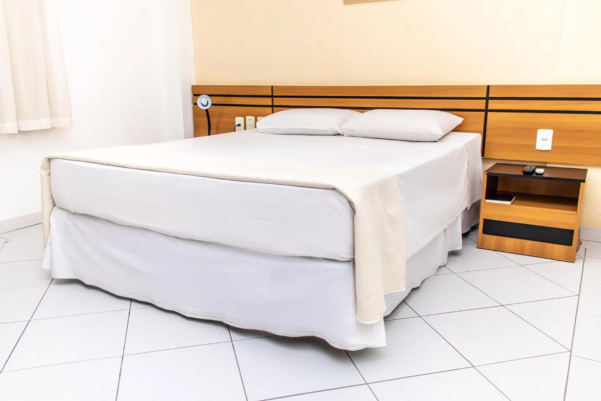 Bedroom, Bed in Delcas Hotel