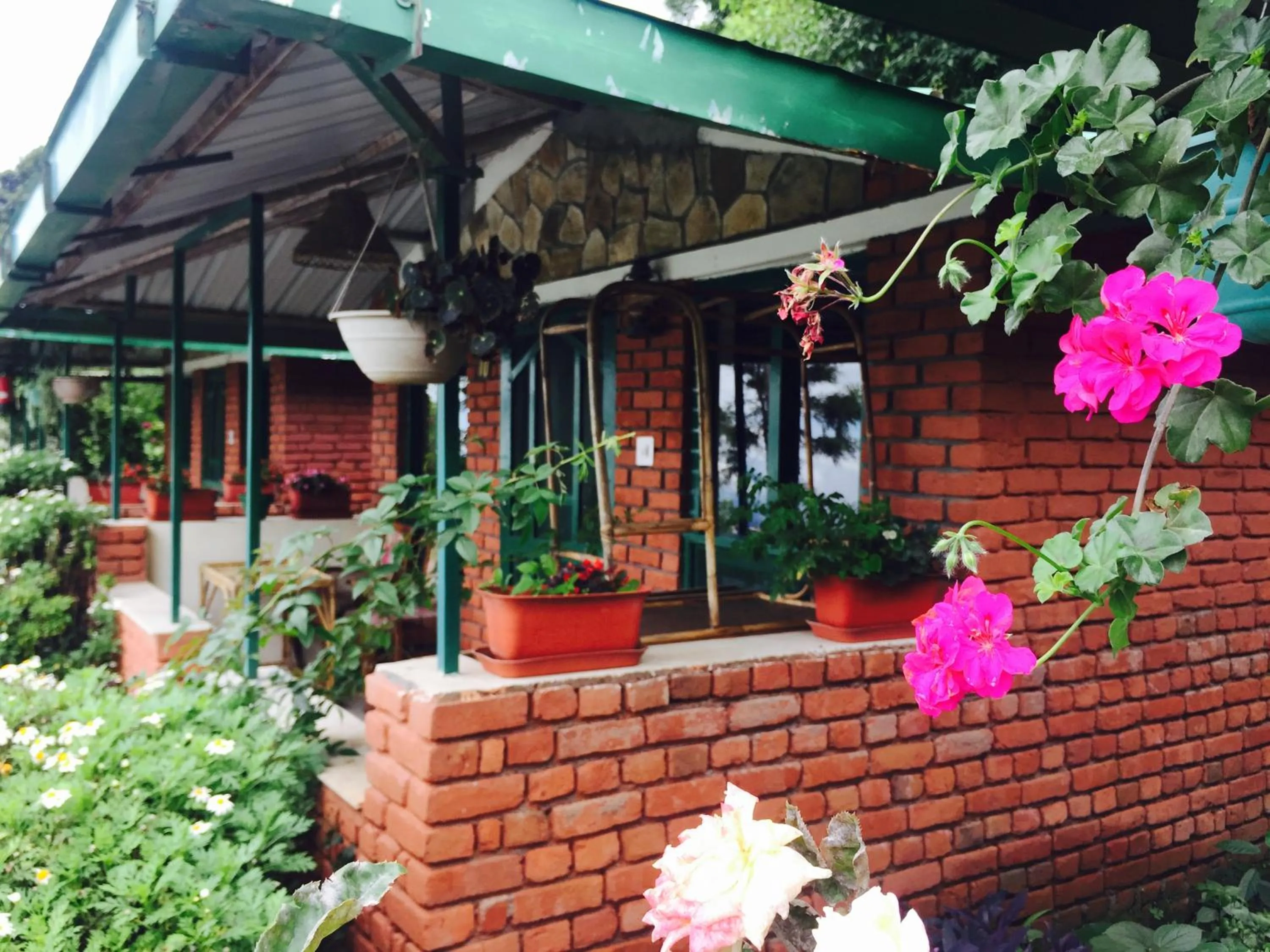 Facade/entrance in Room on the Roof, Viraatkhai-Chakrata, By Himalayan Eco Lodges