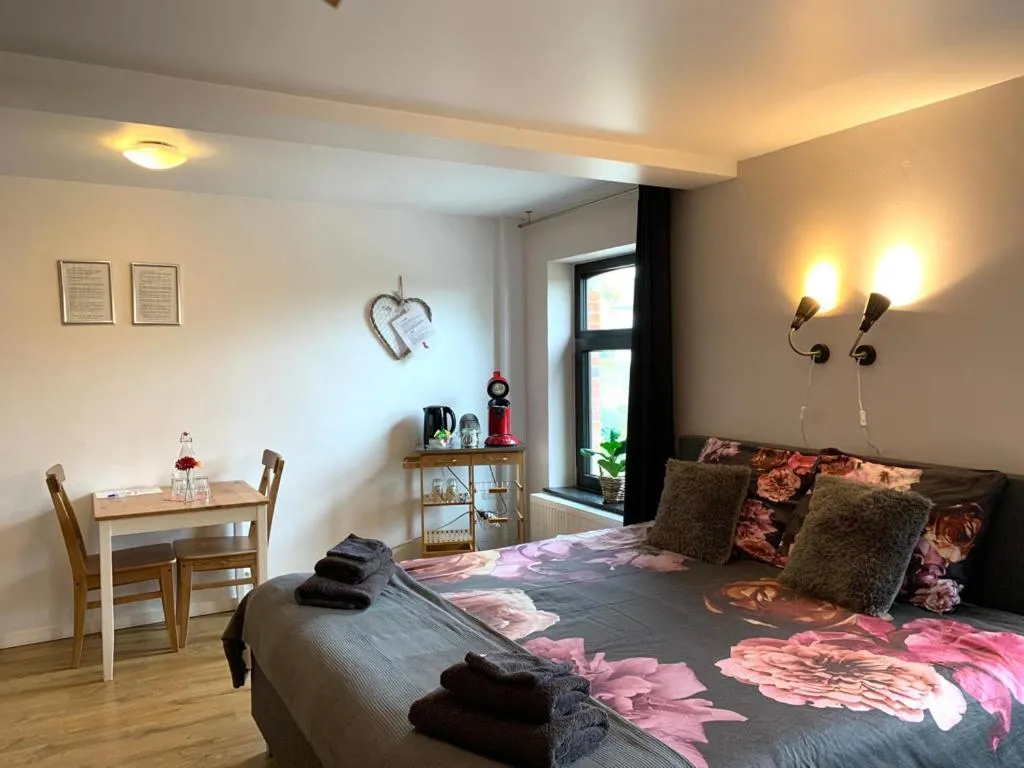 Bed in La Fleur et Le Soleil (F&S)