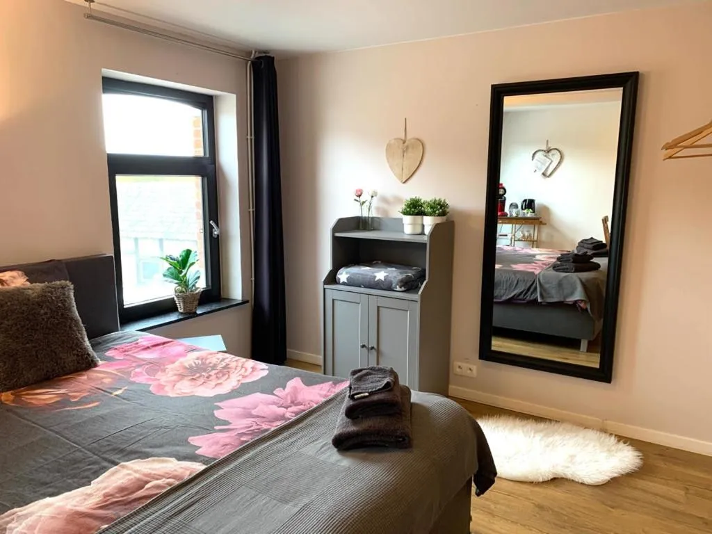 Bed in La Fleur et Le Soleil (F&S)