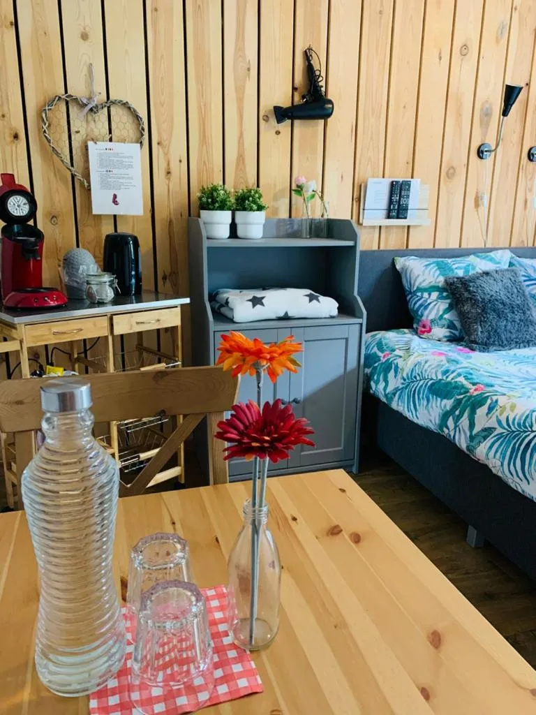 Bed in La Fleur et Le Soleil (F&S)