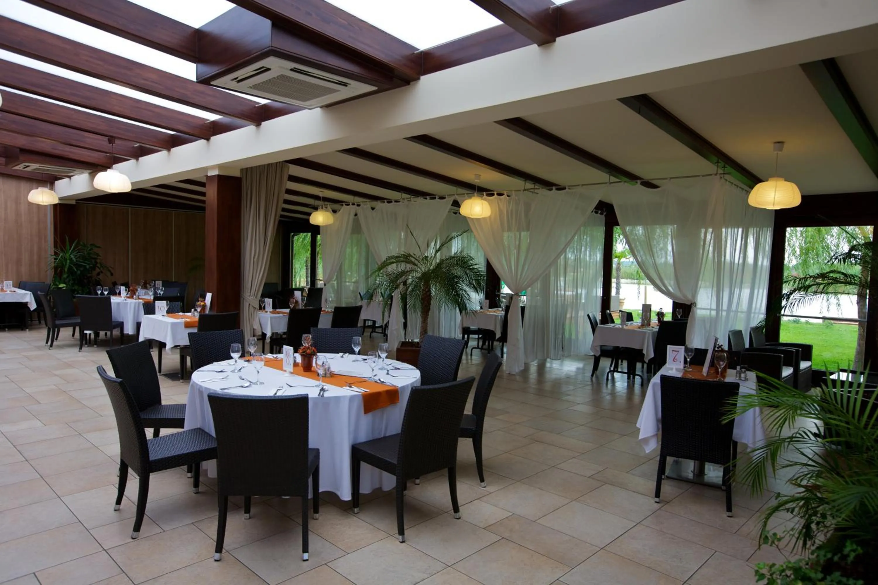 Restaurant/places to eat in Nádas Tó Park Hotel