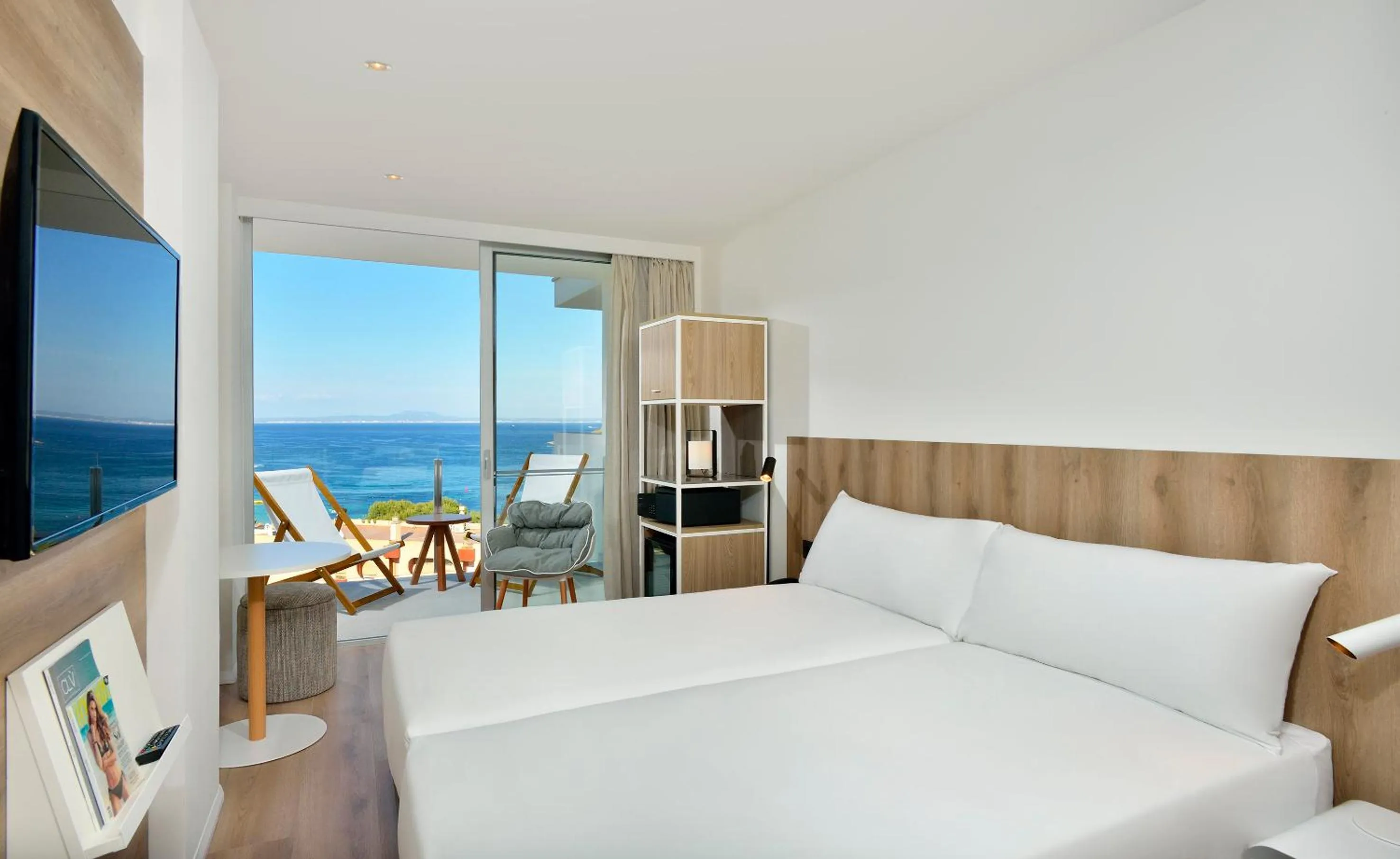 Bedroom, Bed in INNSiDE by Meliá Calviá Beach