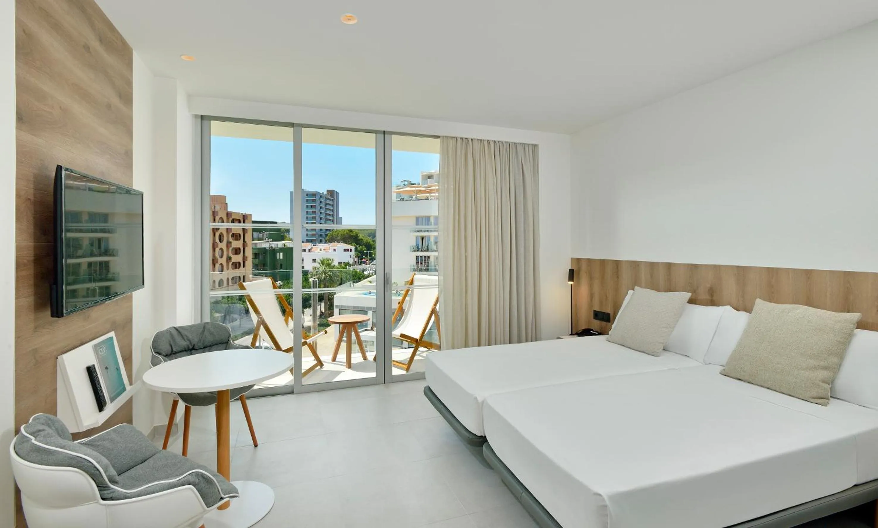 Photo of the whole room, Bed in INNSiDE by Meliá Calviá Beach
