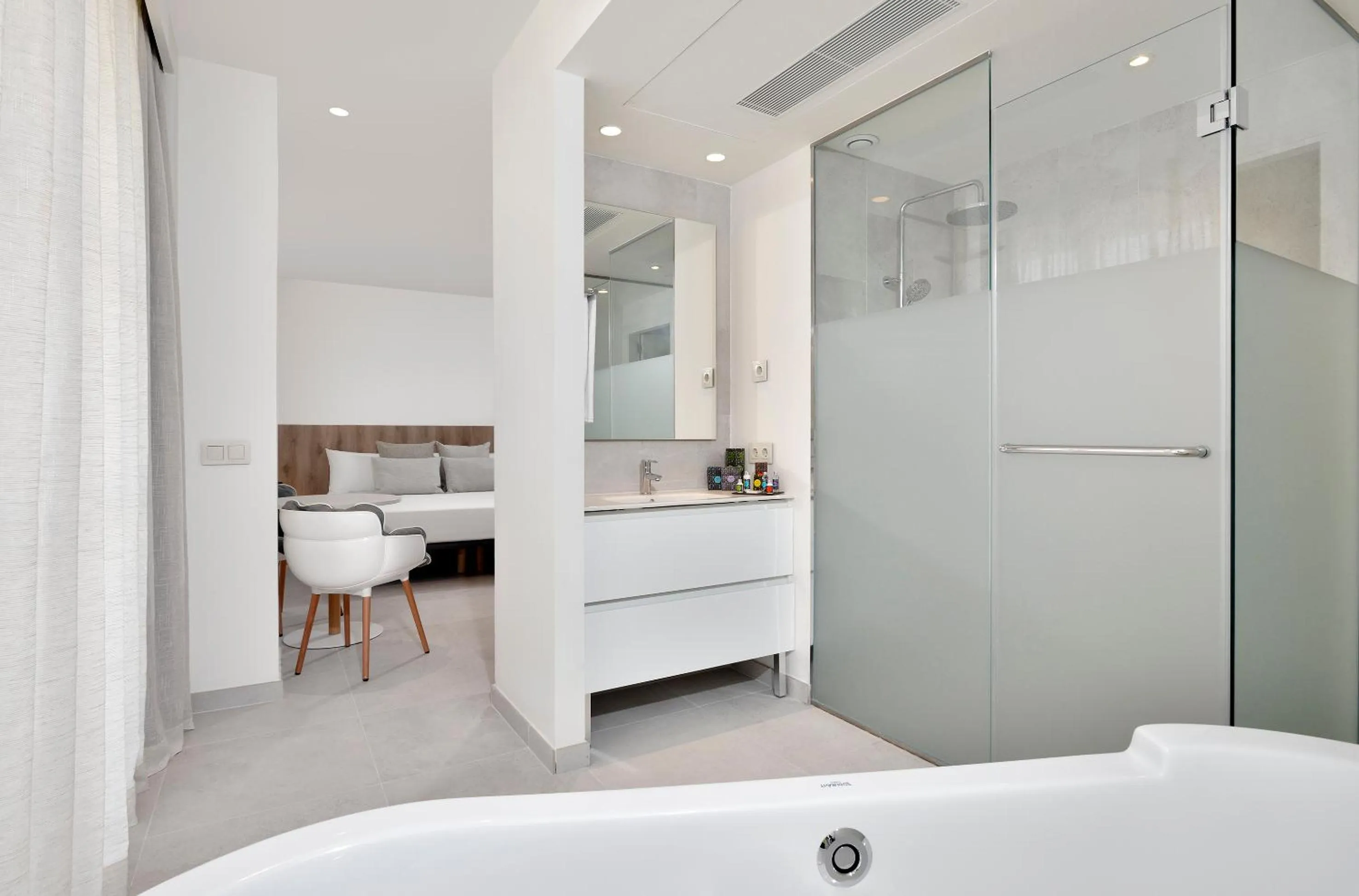 Bathroom in INNSiDE by Meliá Calviá Beach