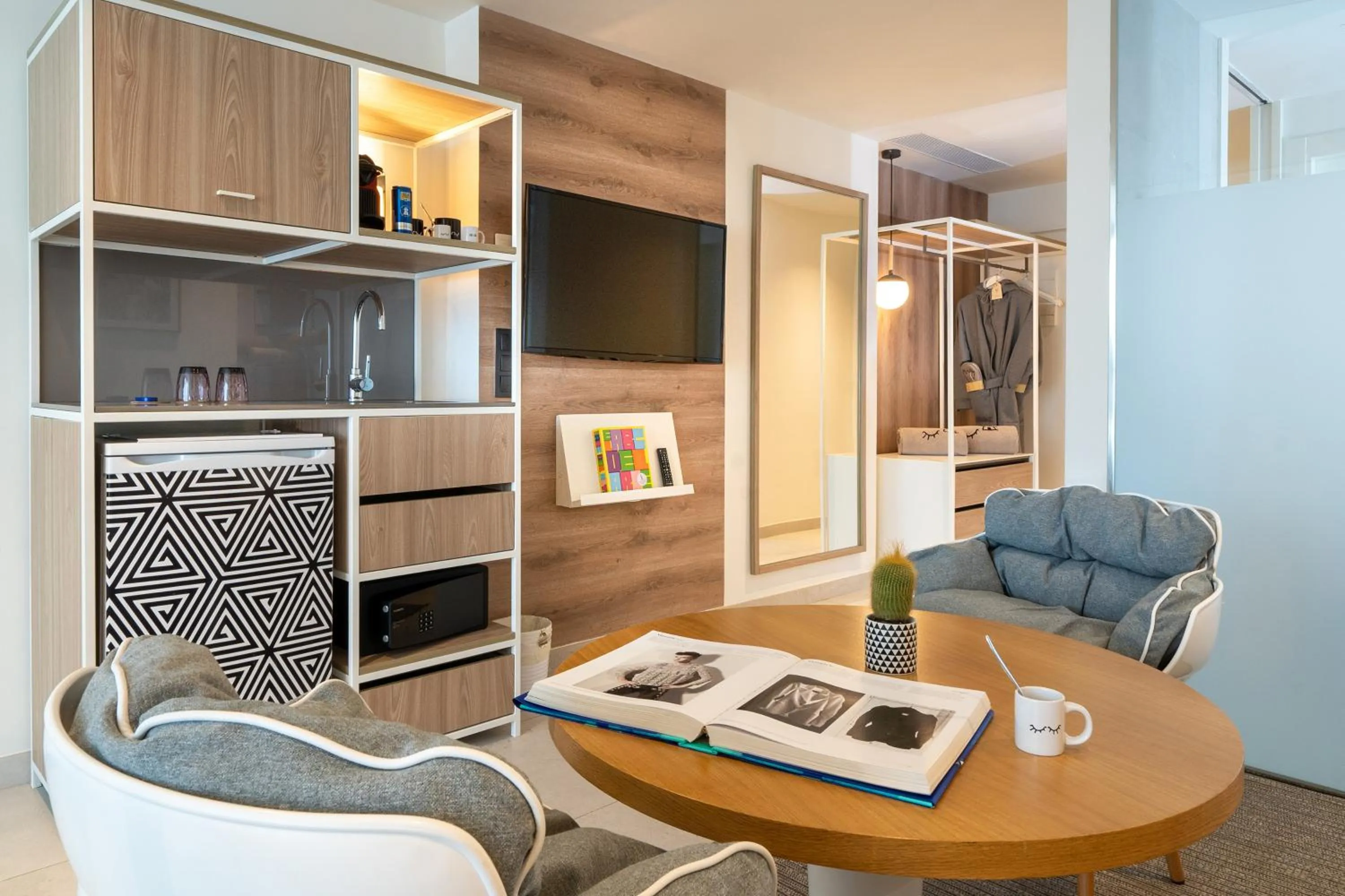 Kitchen or kitchenette in INNSiDE by Meliá Calviá Beach