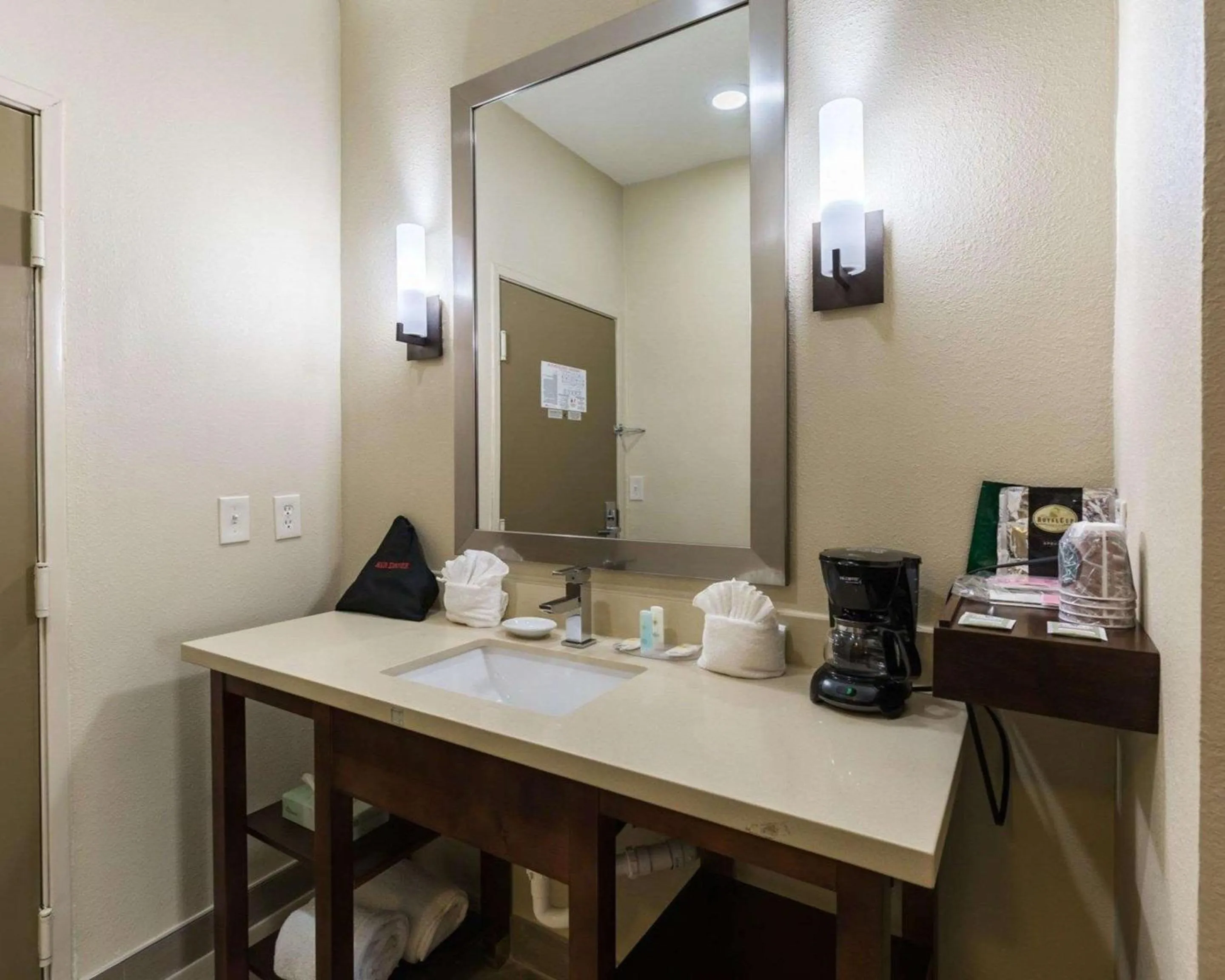 Bedroom in Econo Lodge Inn & Suites East Houston I-10