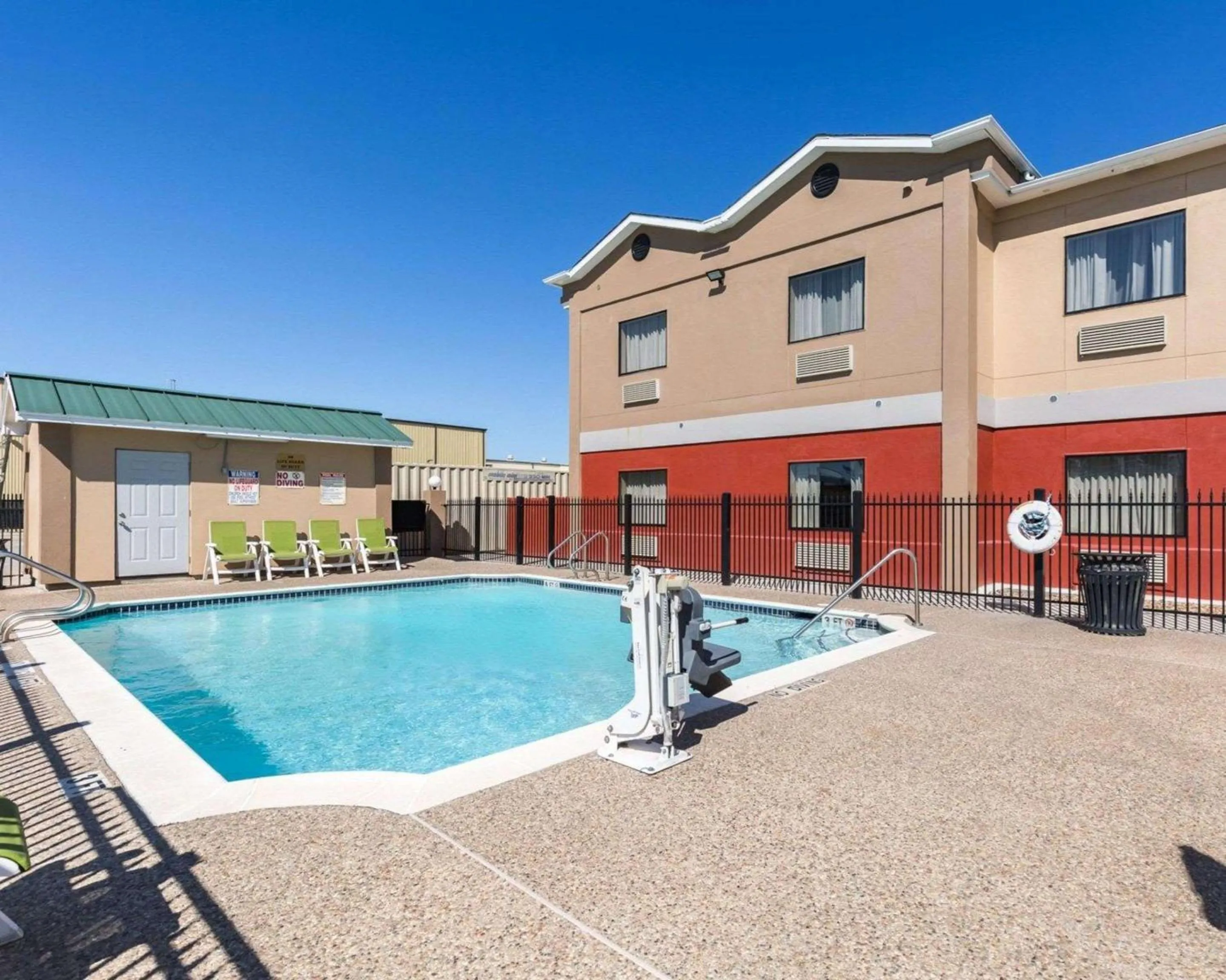 Swimming pool in Econo Lodge Inn & Suites East Houston I-10