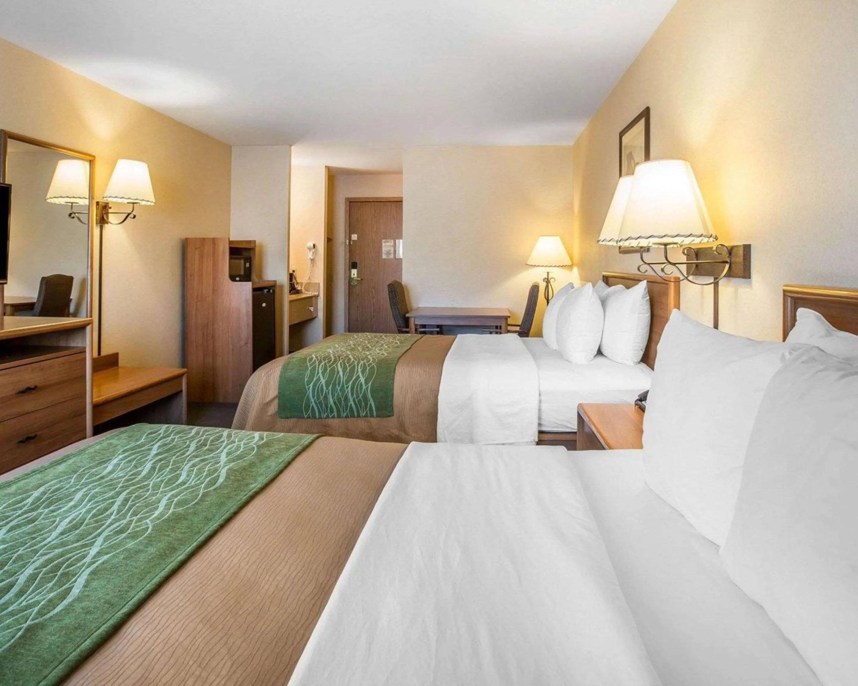 Photo of the whole room, Bed in Quality Inn Lone Pine near Mount Whitney