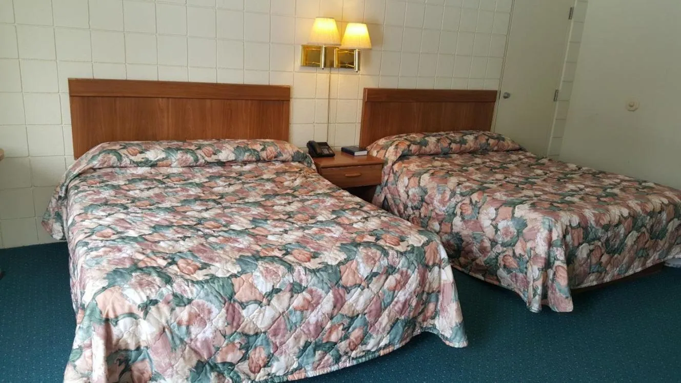 Bed in Oakridge Motel