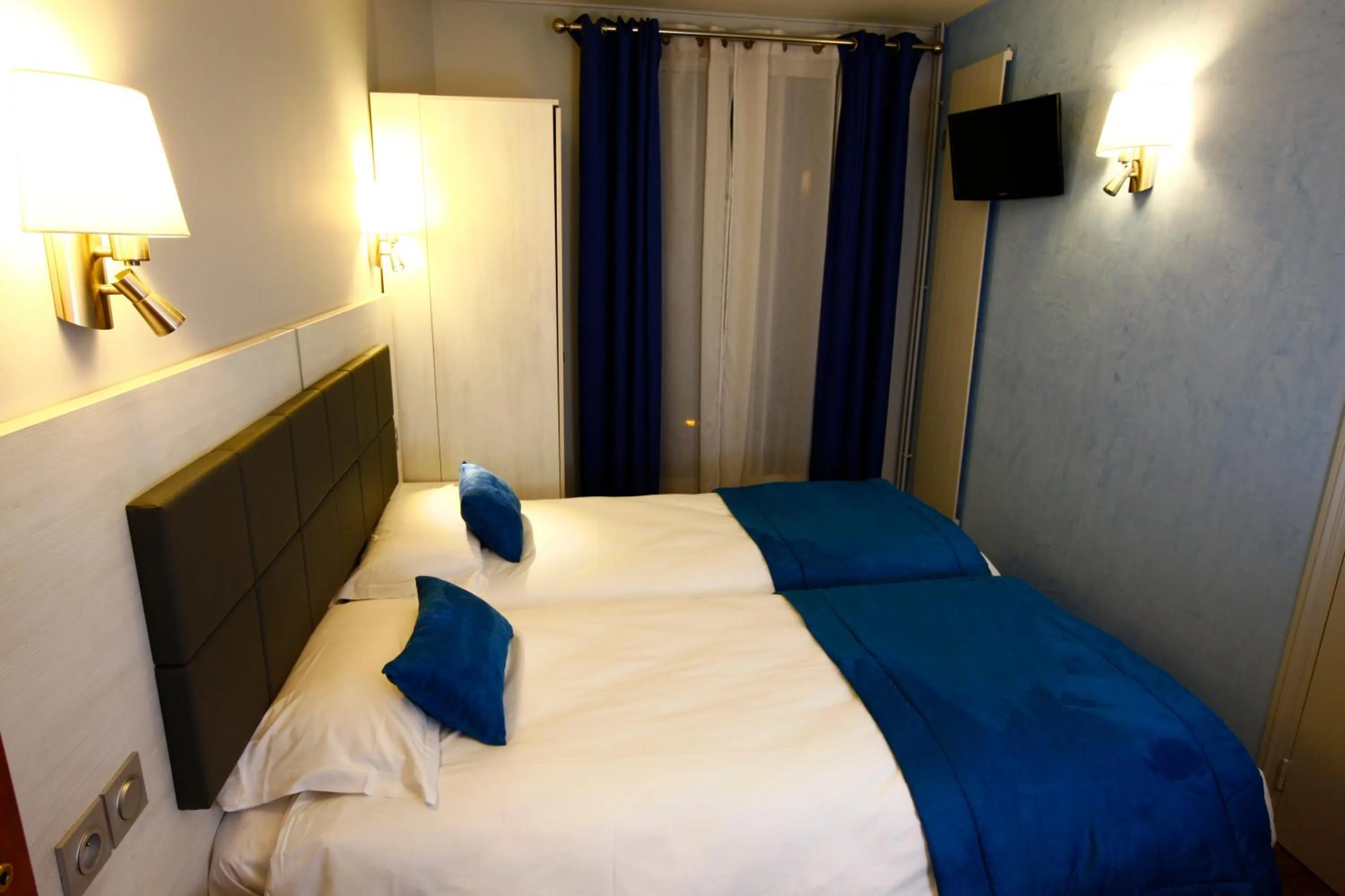 Bedroom, Bed in Hôtel Sunny