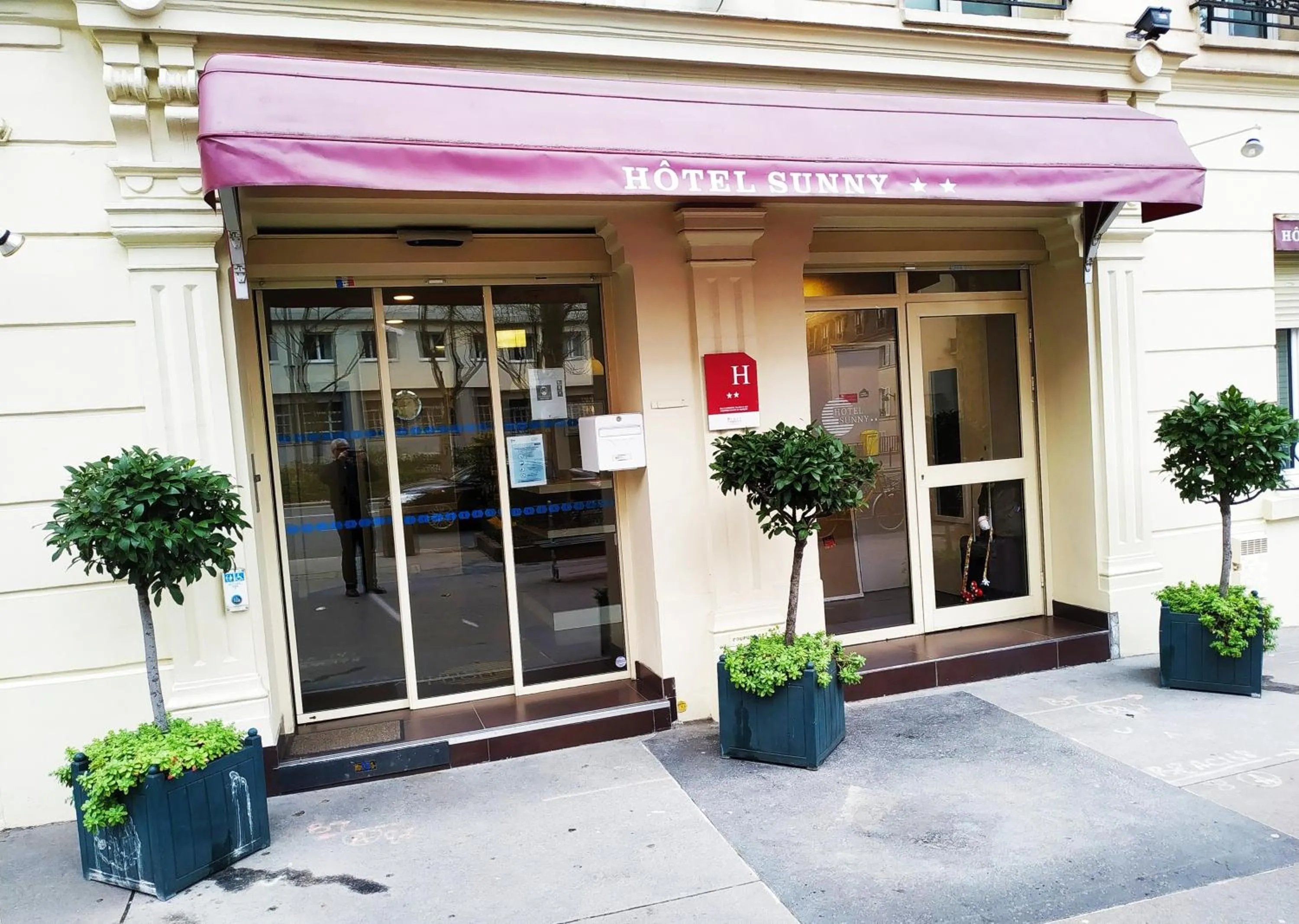 Facade/entrance in Hôtel Sunny